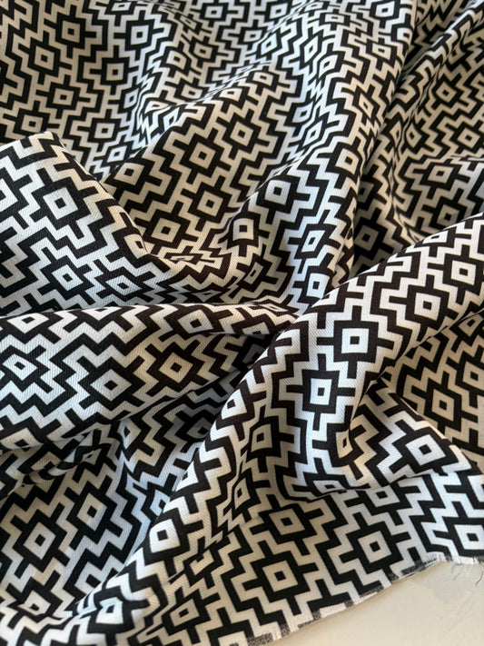 PIERROT 002 warm twill viscose black/white geometrical design