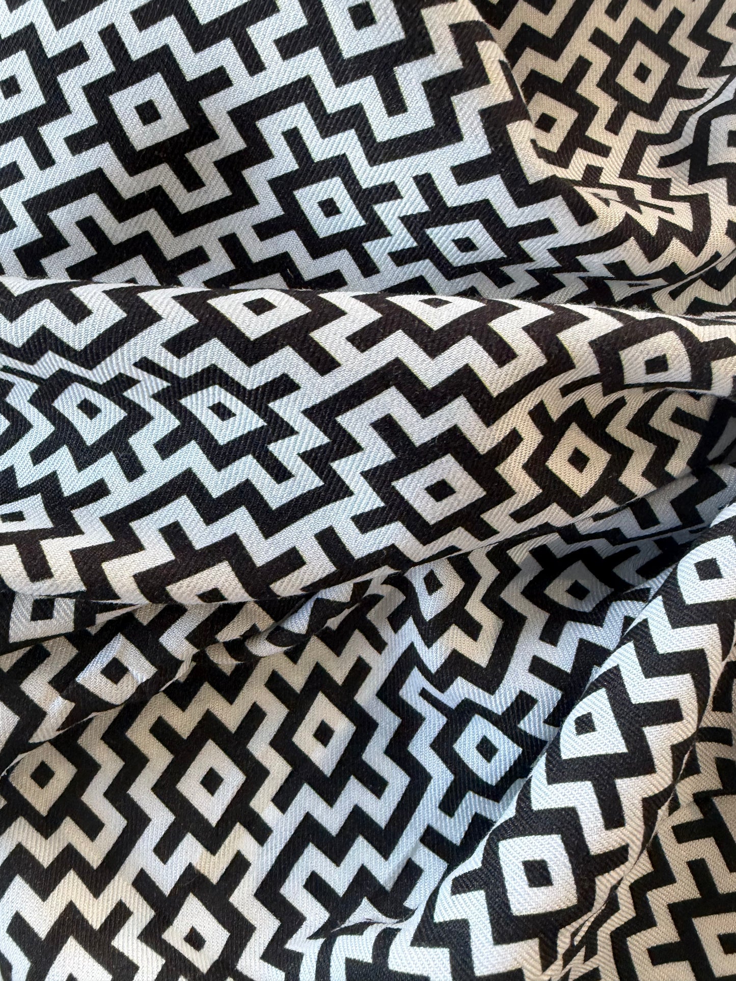 PIERROT 002 warm twill viscose black/white geometrical design