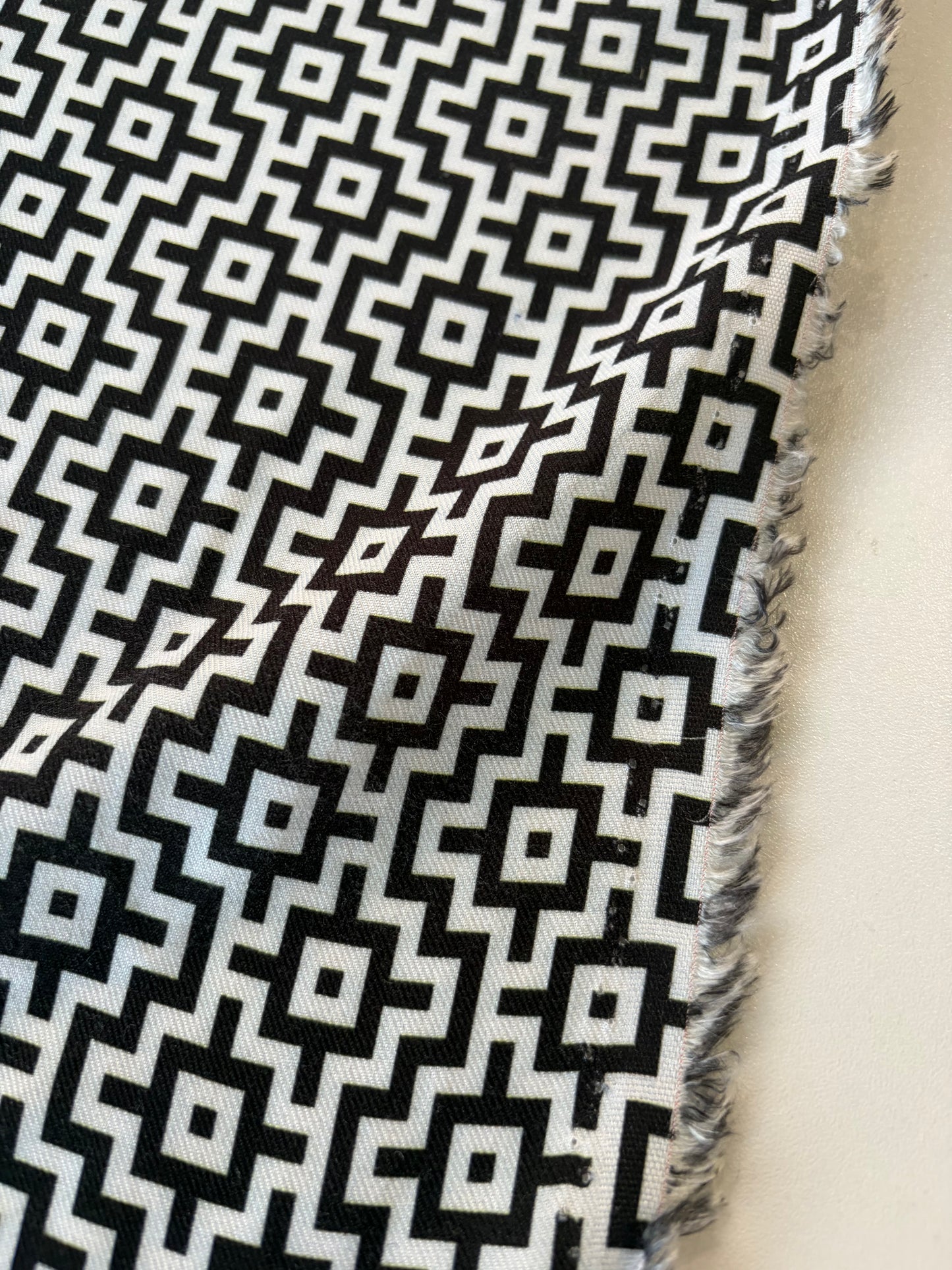 PIERROT 002 warm twill viscose black/white geometrical design