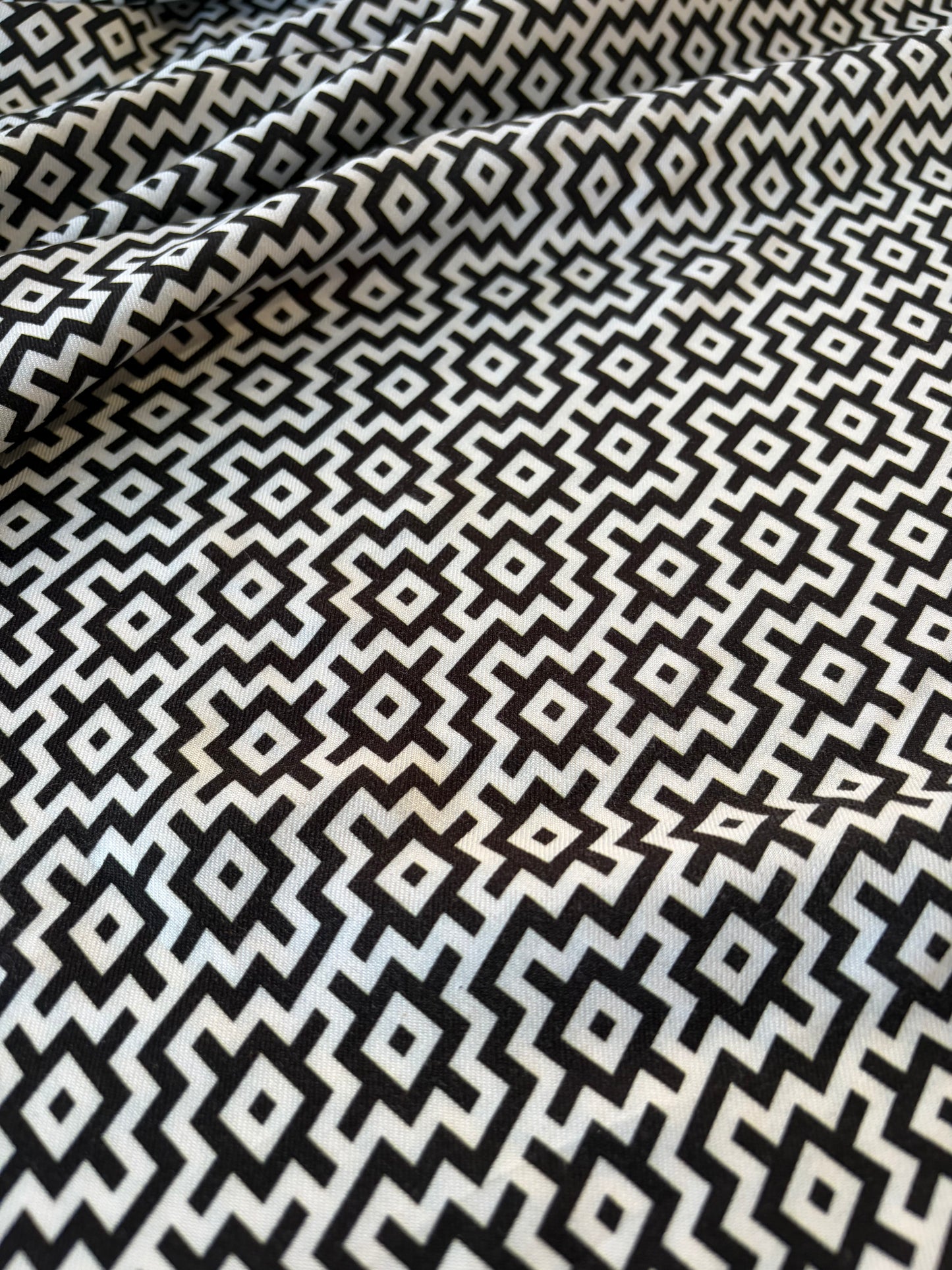 PIERROT 002 warm twill viscose black/white geometrical design