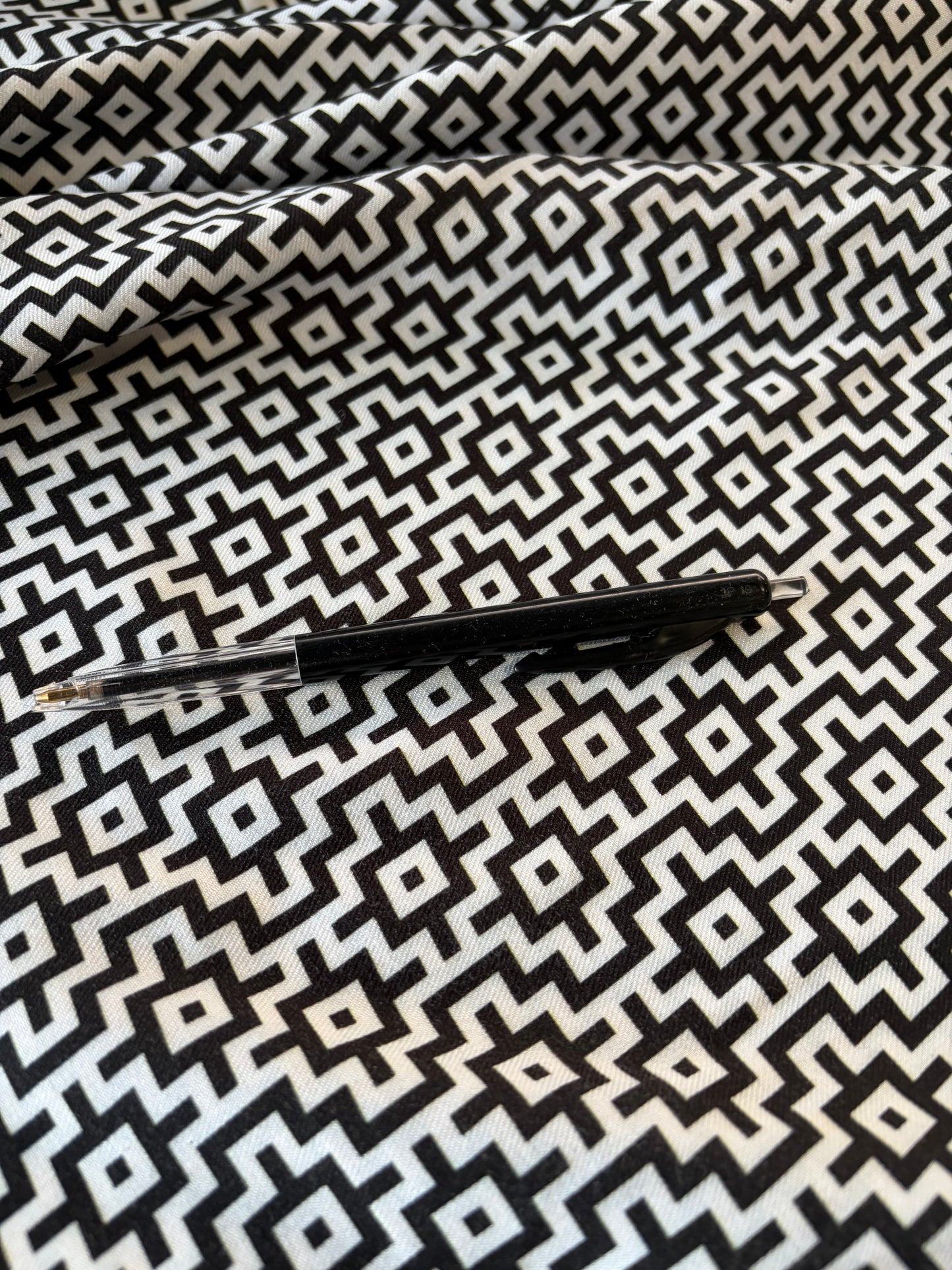 PIERROT 002 warm twill viscose black/white geometrical design