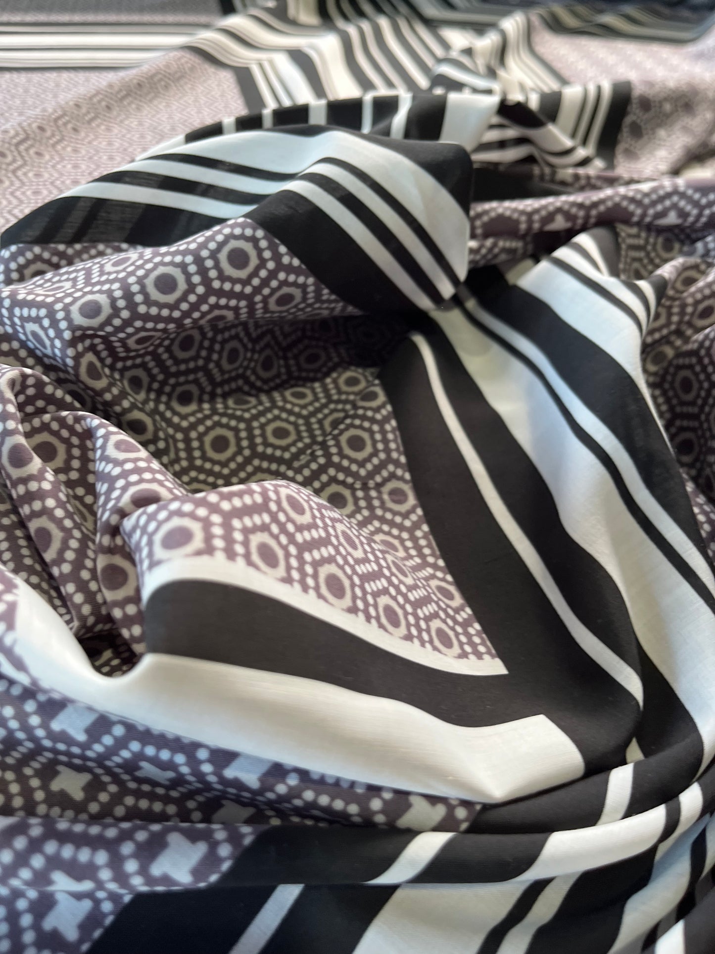 A01 Pisa 042 cotton voile foulard black/white