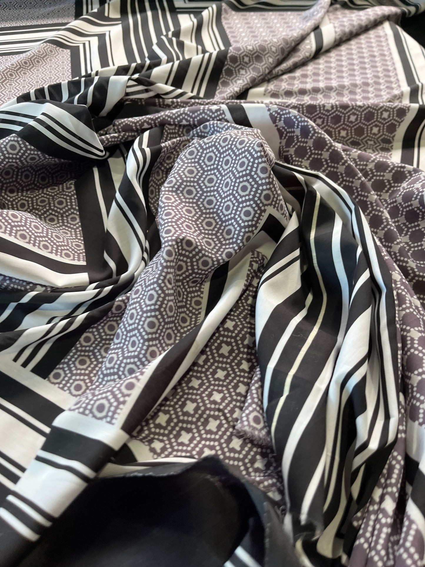 A01 Pisa 042 cotton voile foulard black/white