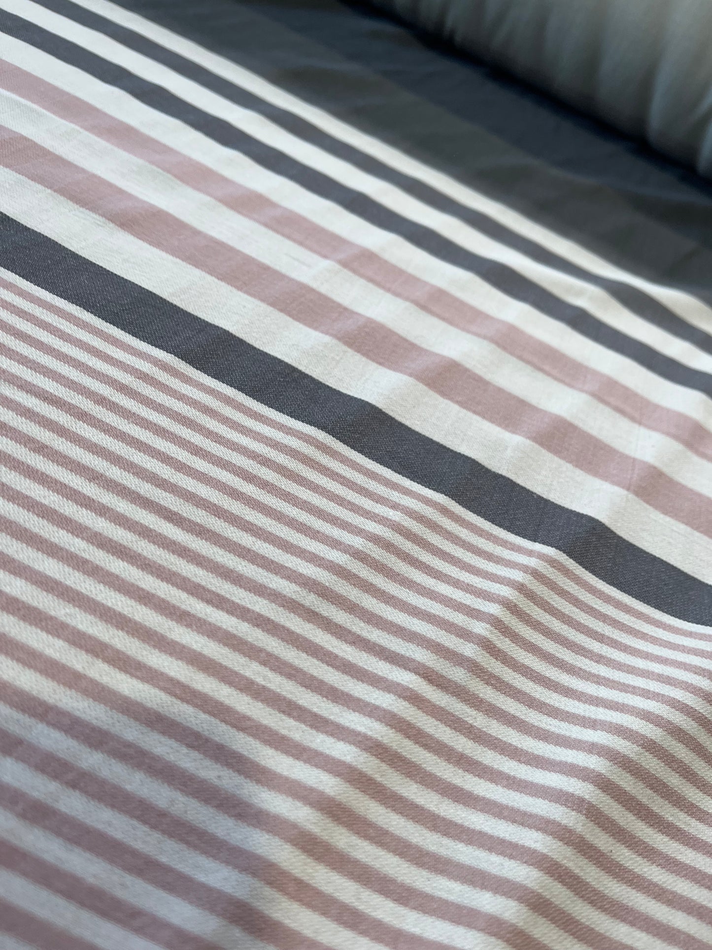 H01 Pisa 047 irregular gauze stipes