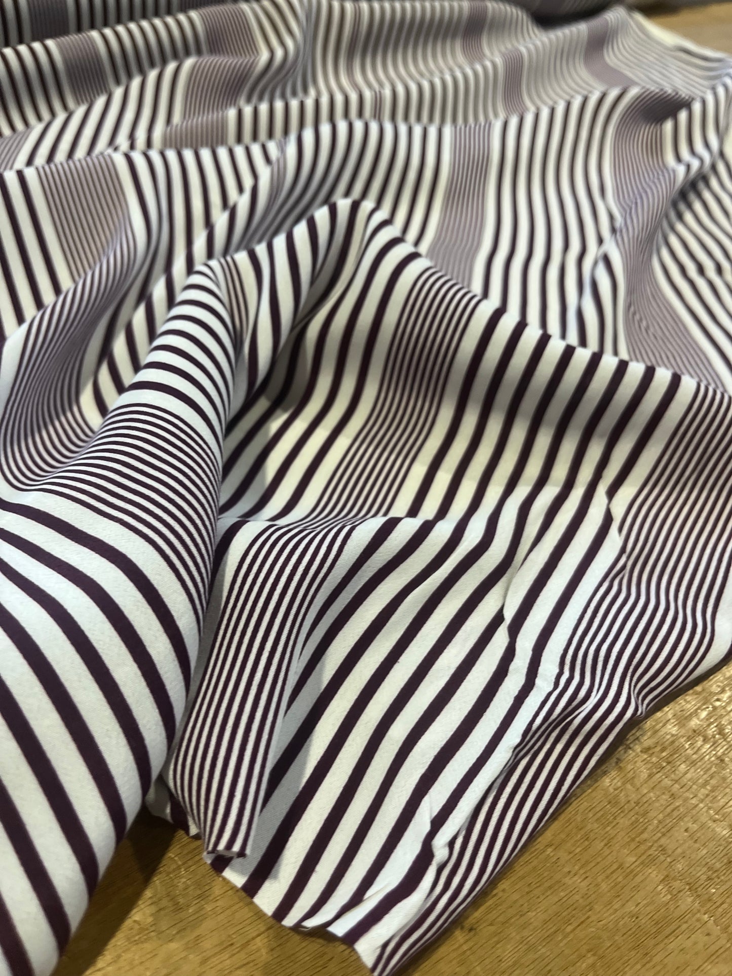 H01 CAN 1035 viscose crêpe navy/white irregular stripes