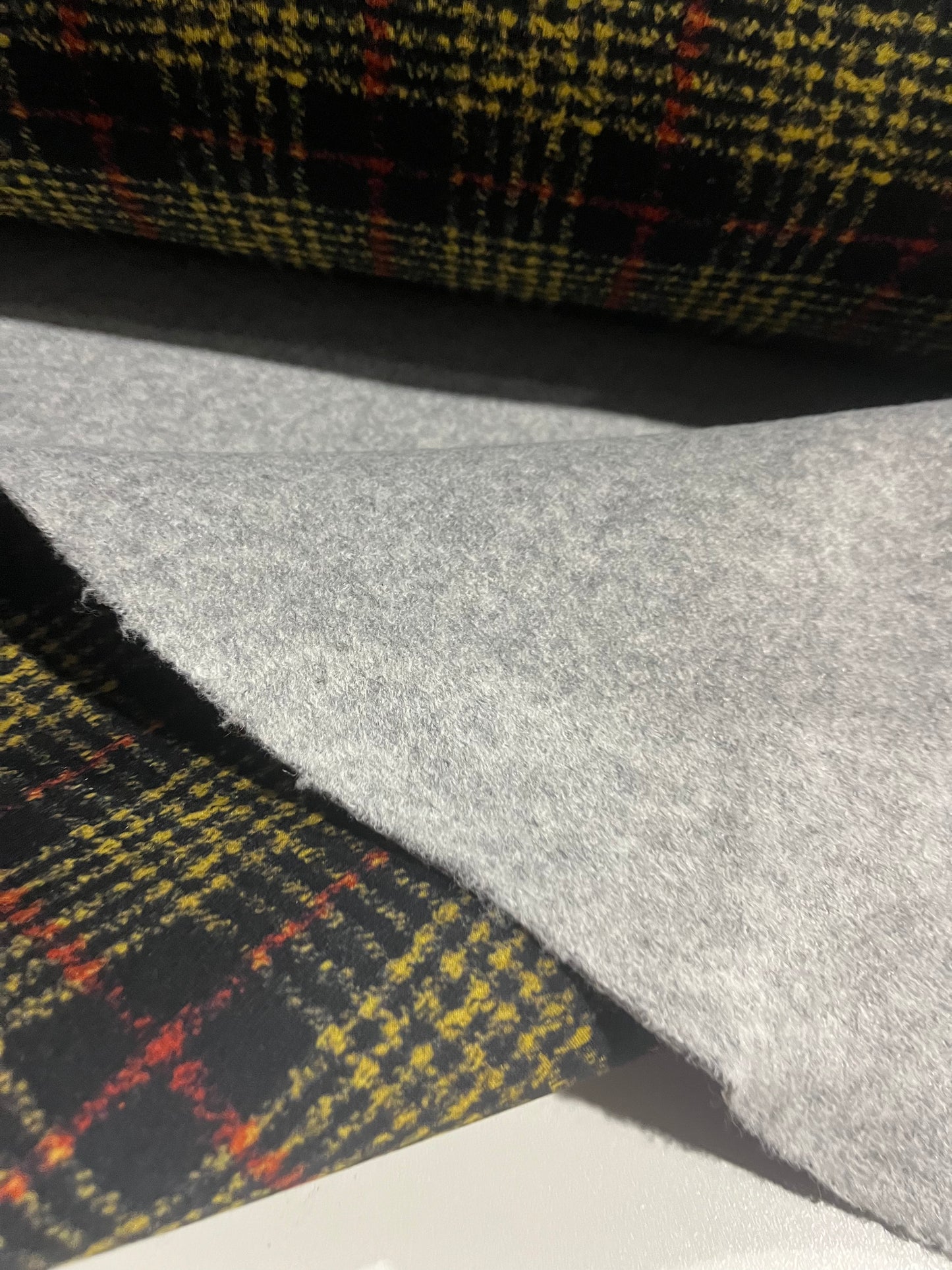 Flip side 110 wool contrecollé light grey with check inside