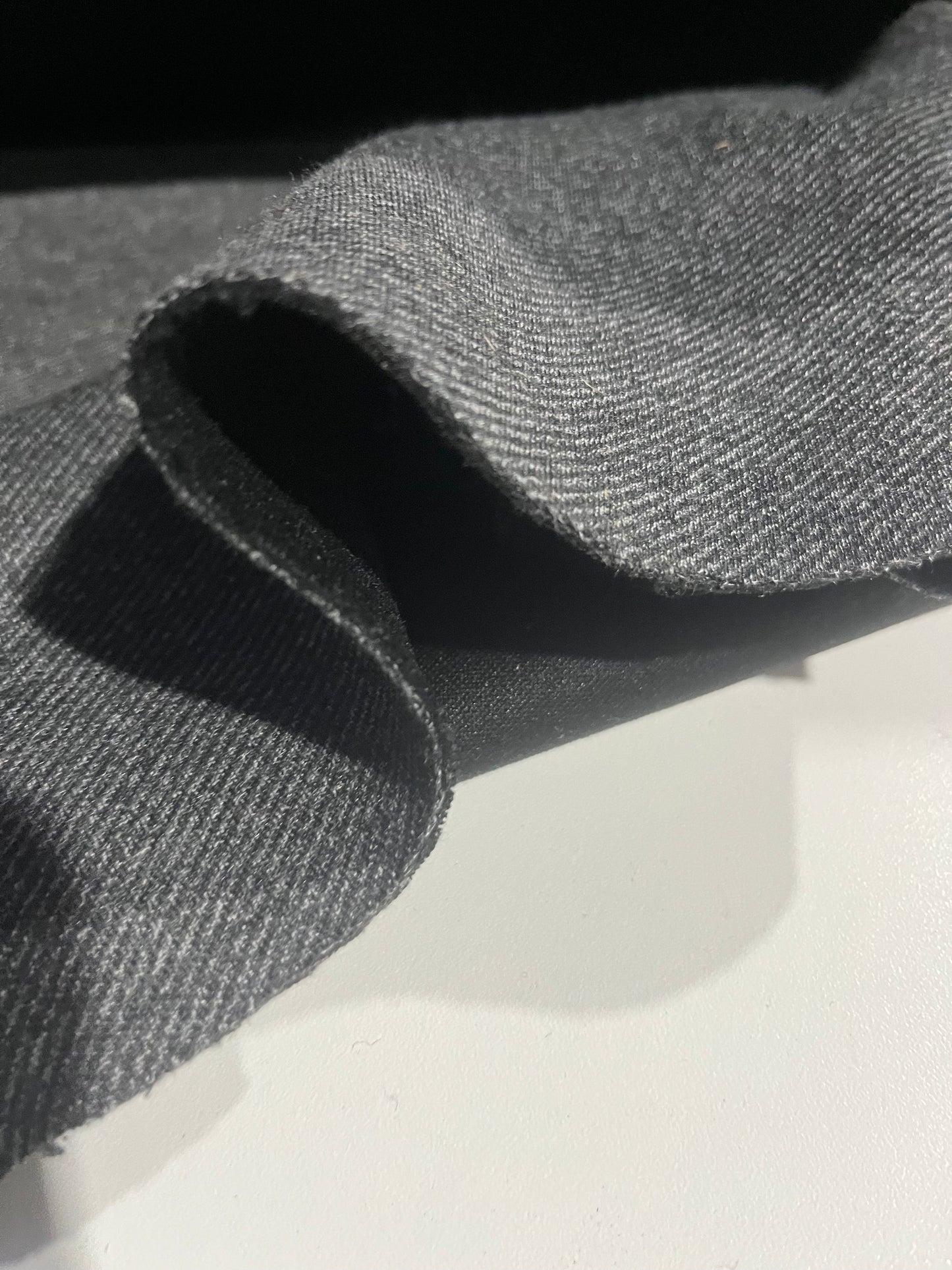 Flip side 125 wool contrecollé grey twill with black jersey inside