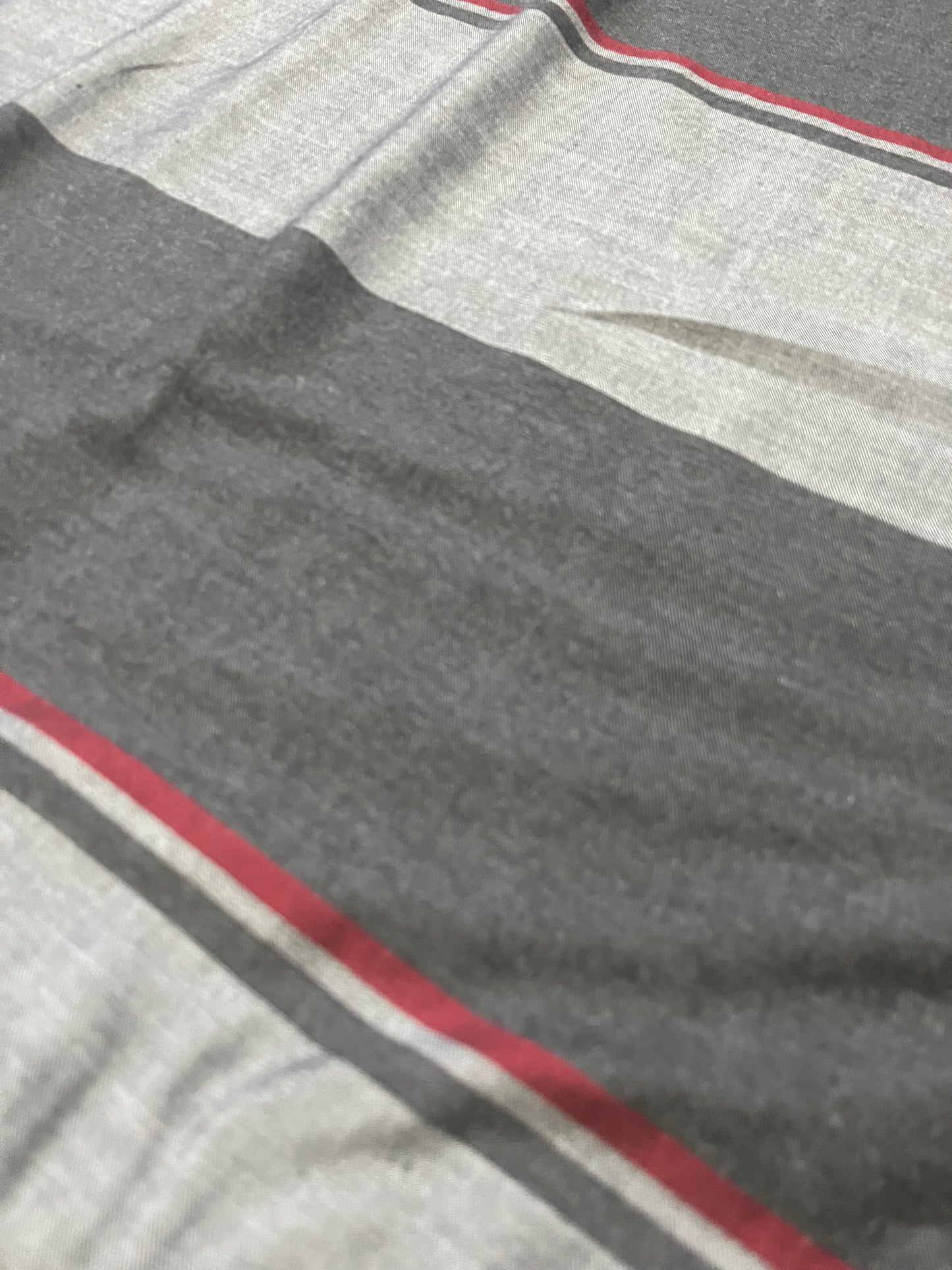 H01 irregular twill stripes grey/red