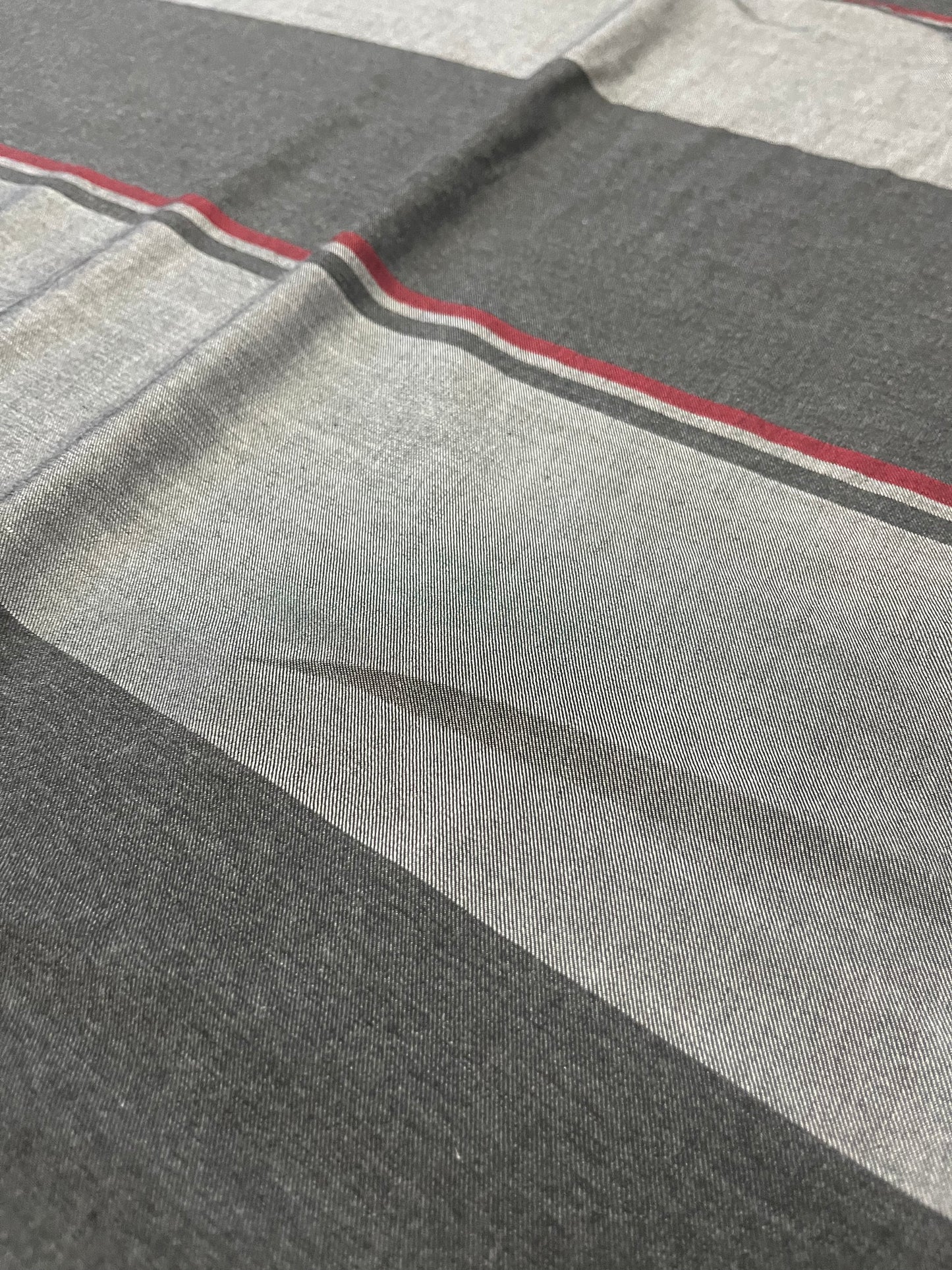 H01 irregular twill stripes grey/red