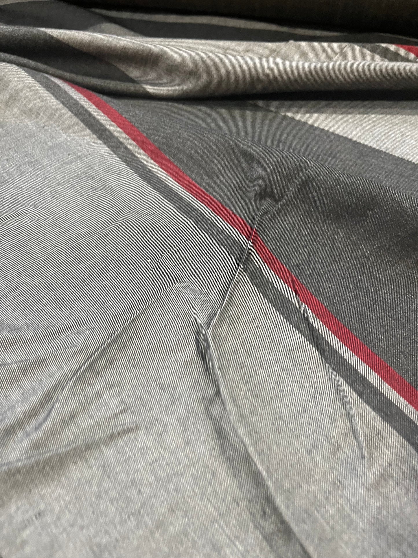 H01 irregular twill stripes grey/red