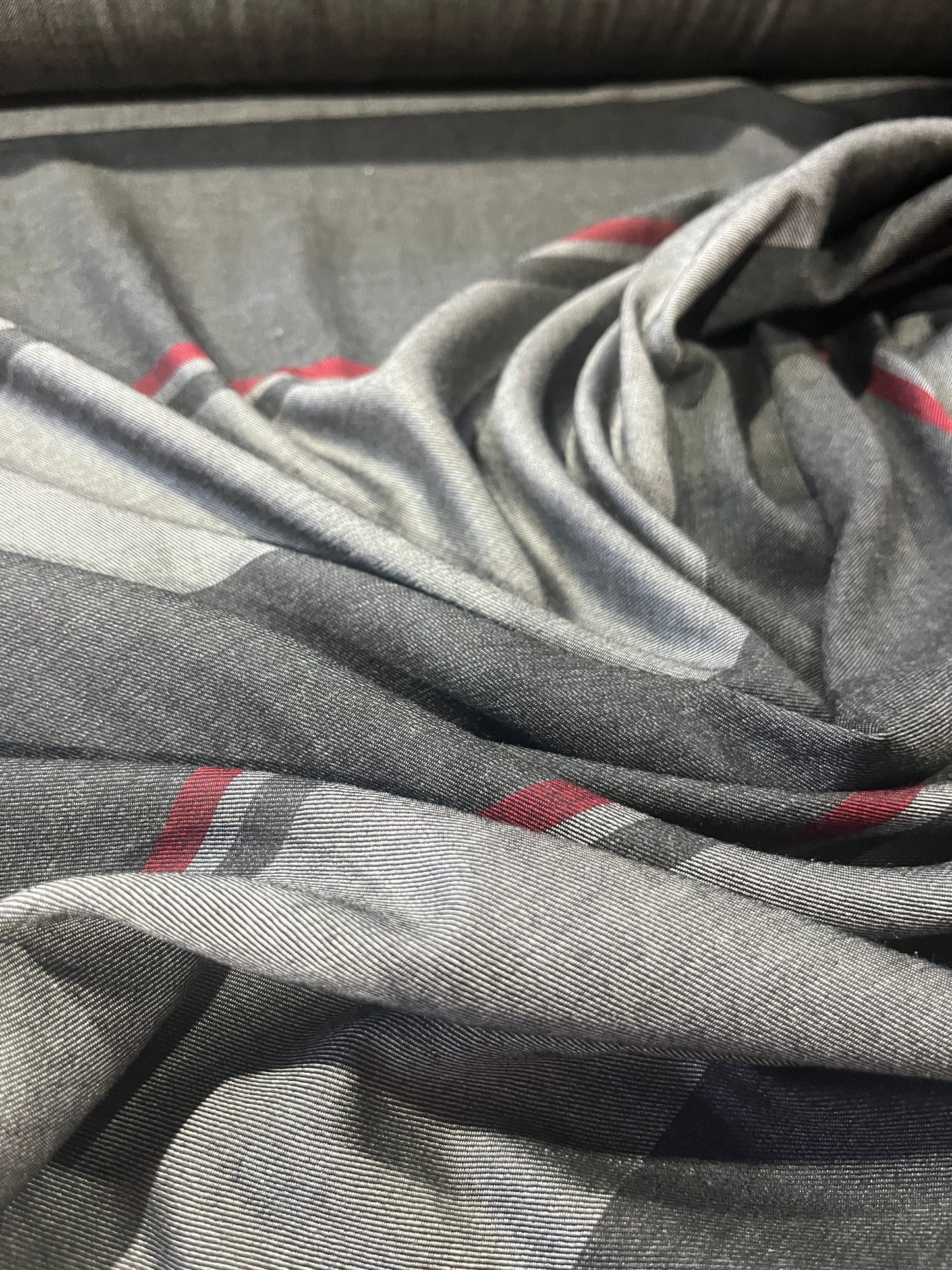 H01 irregular twill stripes grey/red