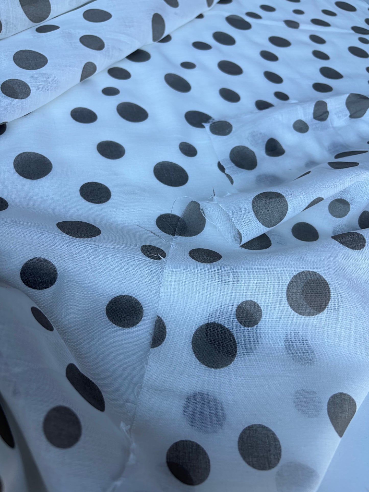 COMO 014 cotton voile irregular dots