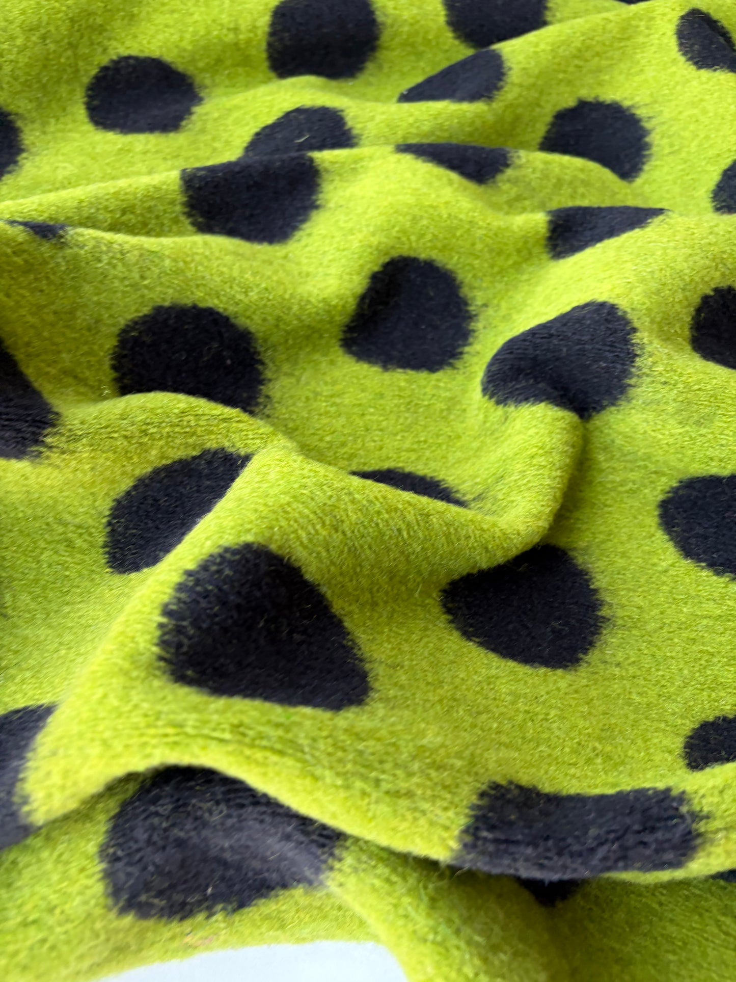 MOE 010 black/green dots heavy boiled wool