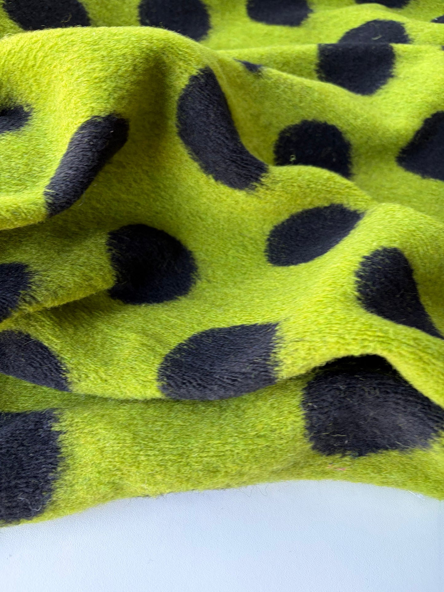 MOE 010 black/green dots heavy boiled wool