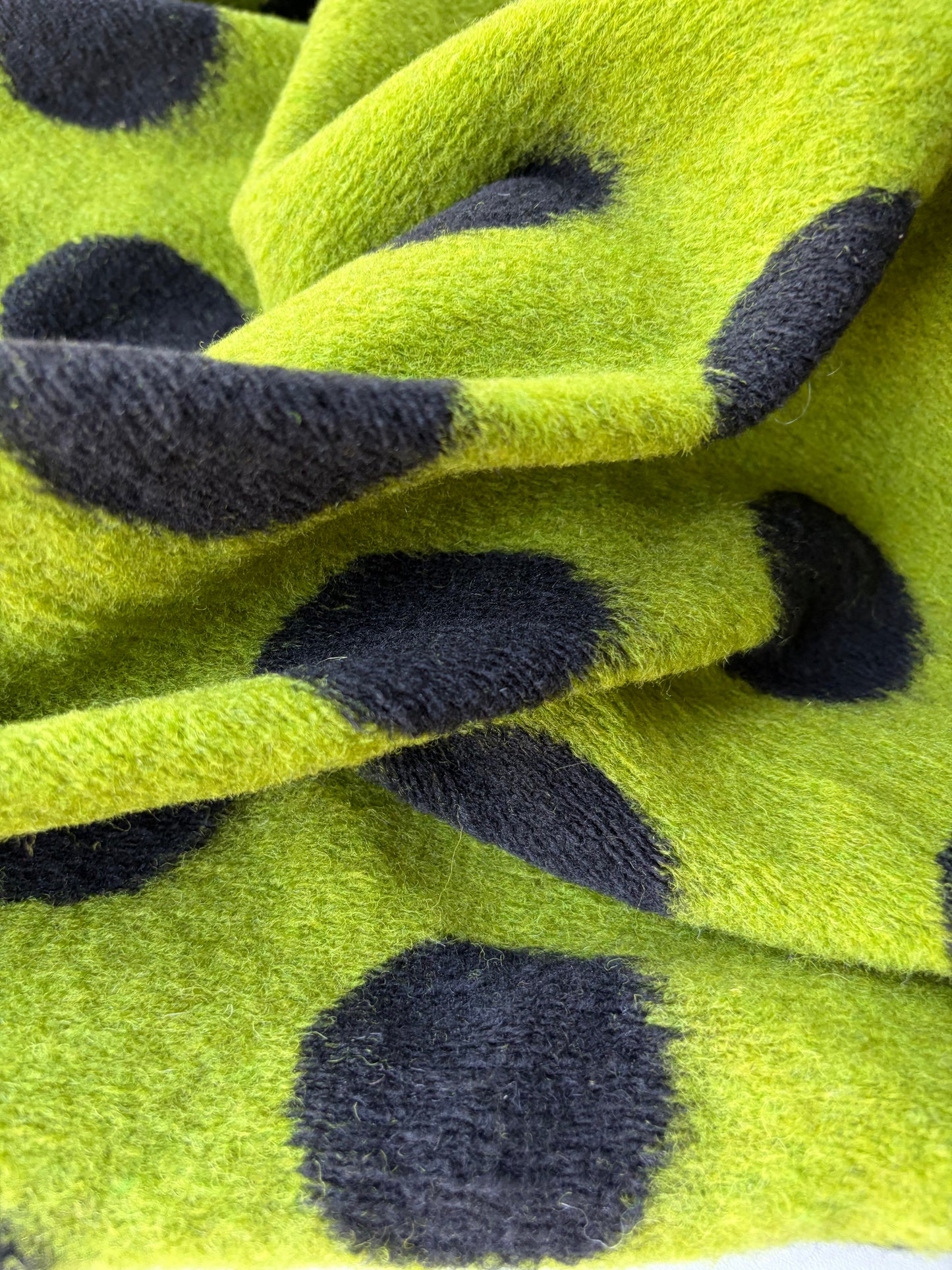 MOE 010 black/green dots heavy boiled wool