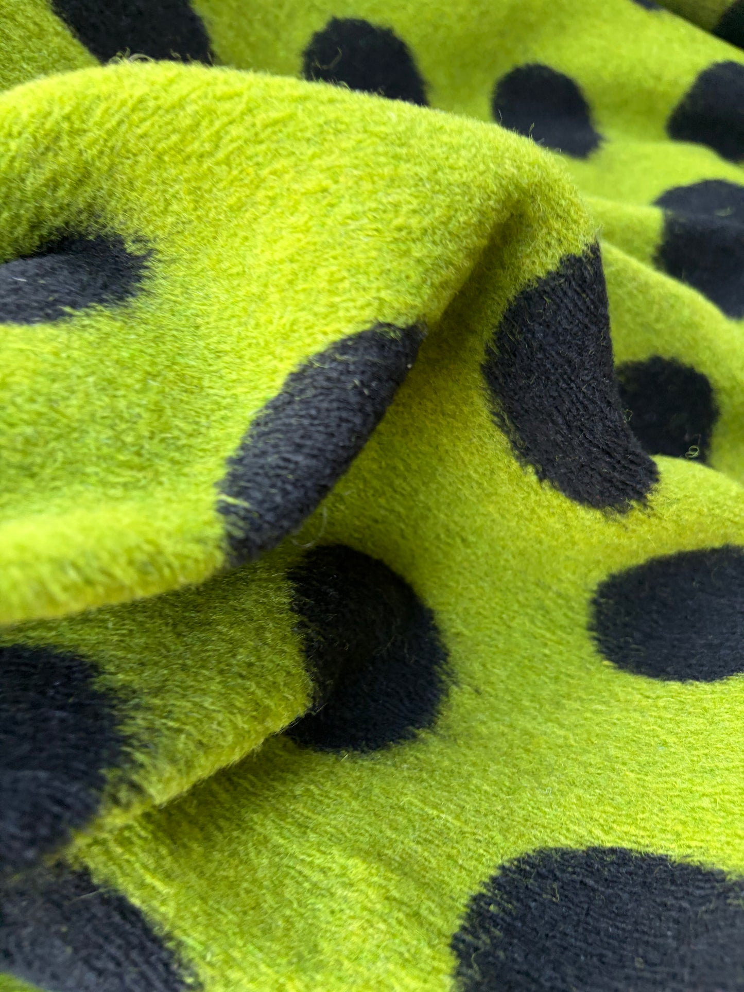 MOE 010 black/green dots heavy boiled wool