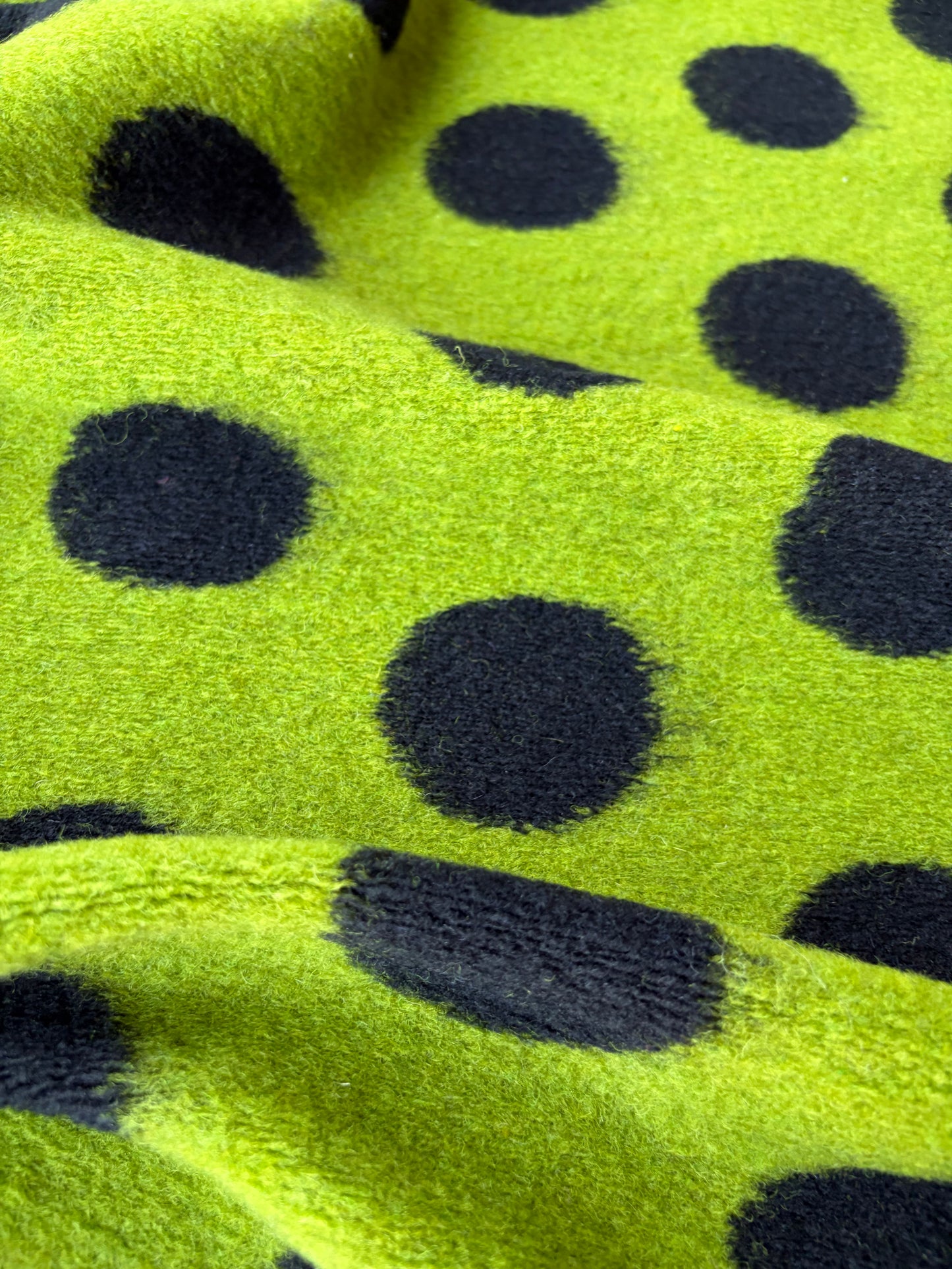MOE 010 black/green dots heavy boiled wool