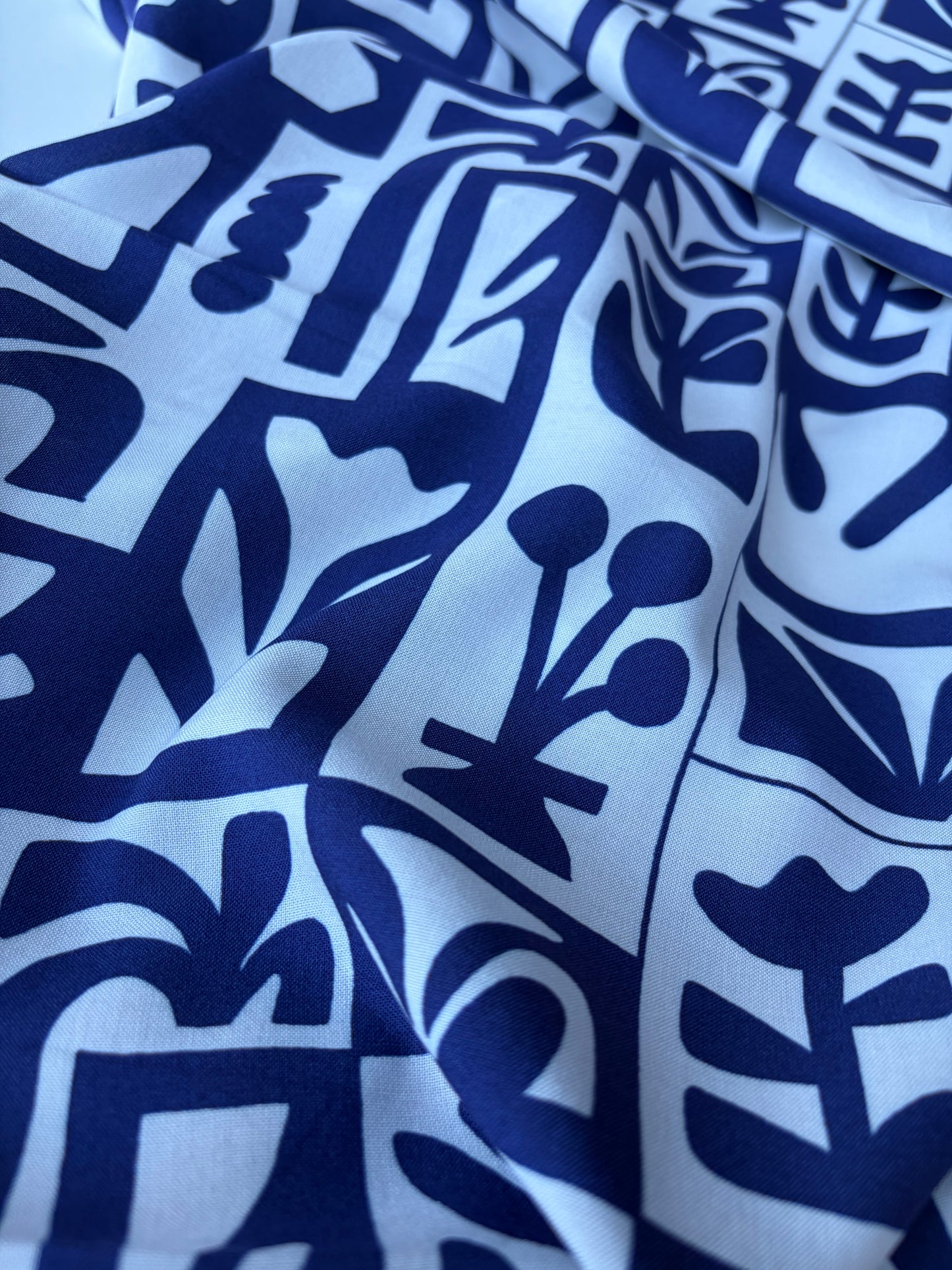 COMO 021 cotton voile navy/white geometrical design