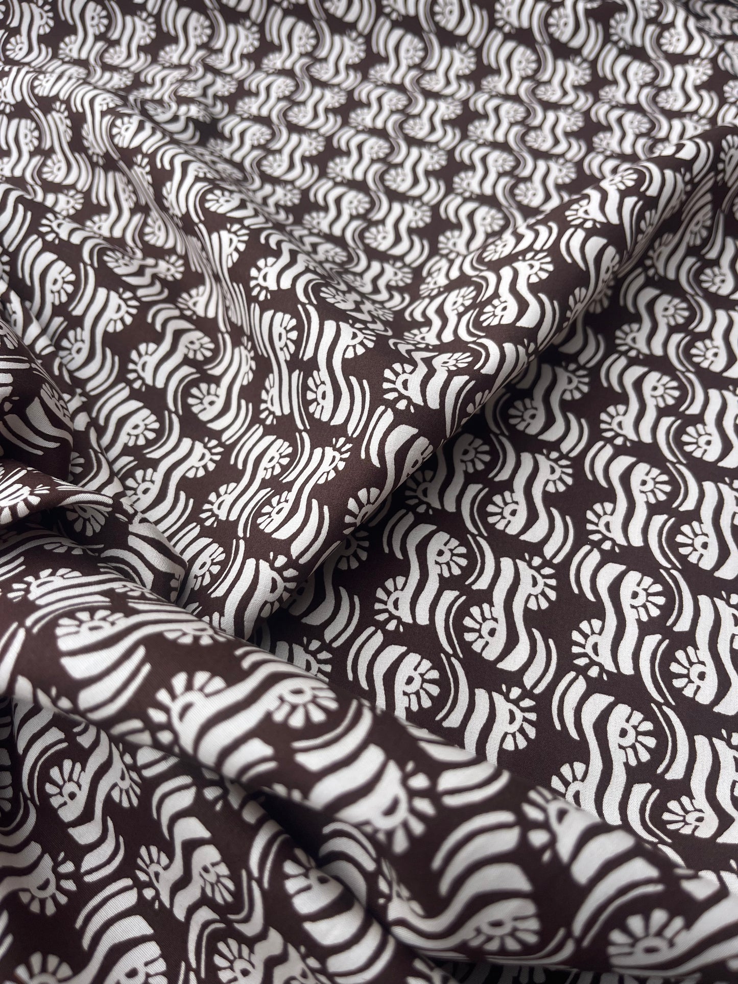 LUNA 002 poplin with elegant brown/white print