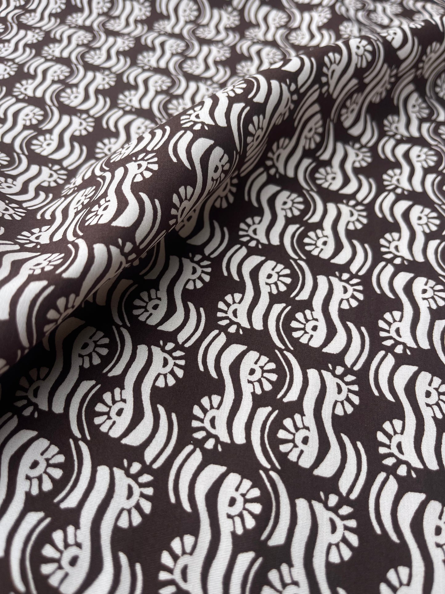 LUNA 002 poplin with elegant brown/white print