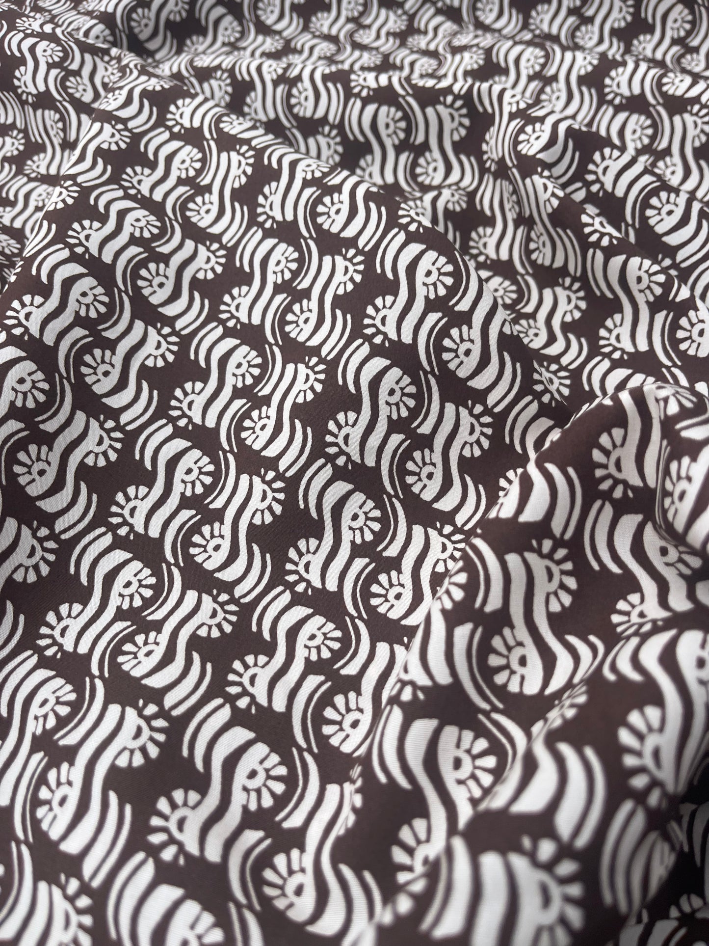 LUNA 002 poplin with elegant brown/white print