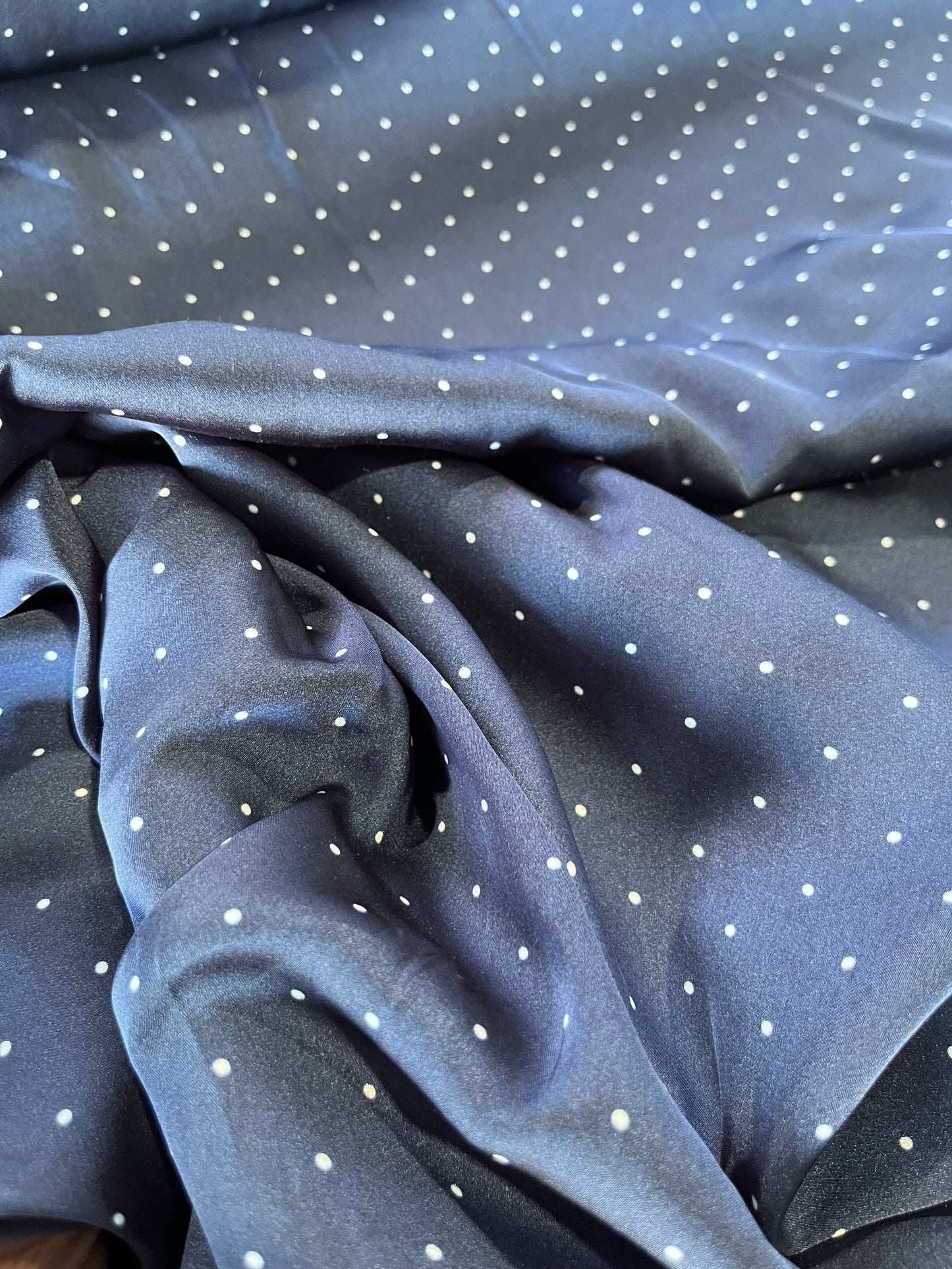 D01 SESANE 005 navy satin with white dots