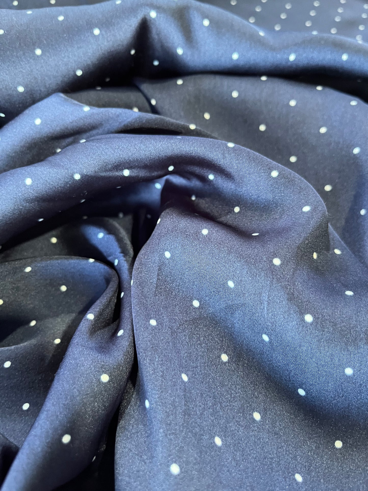 D01 SESANE 005 navy satin with white dots