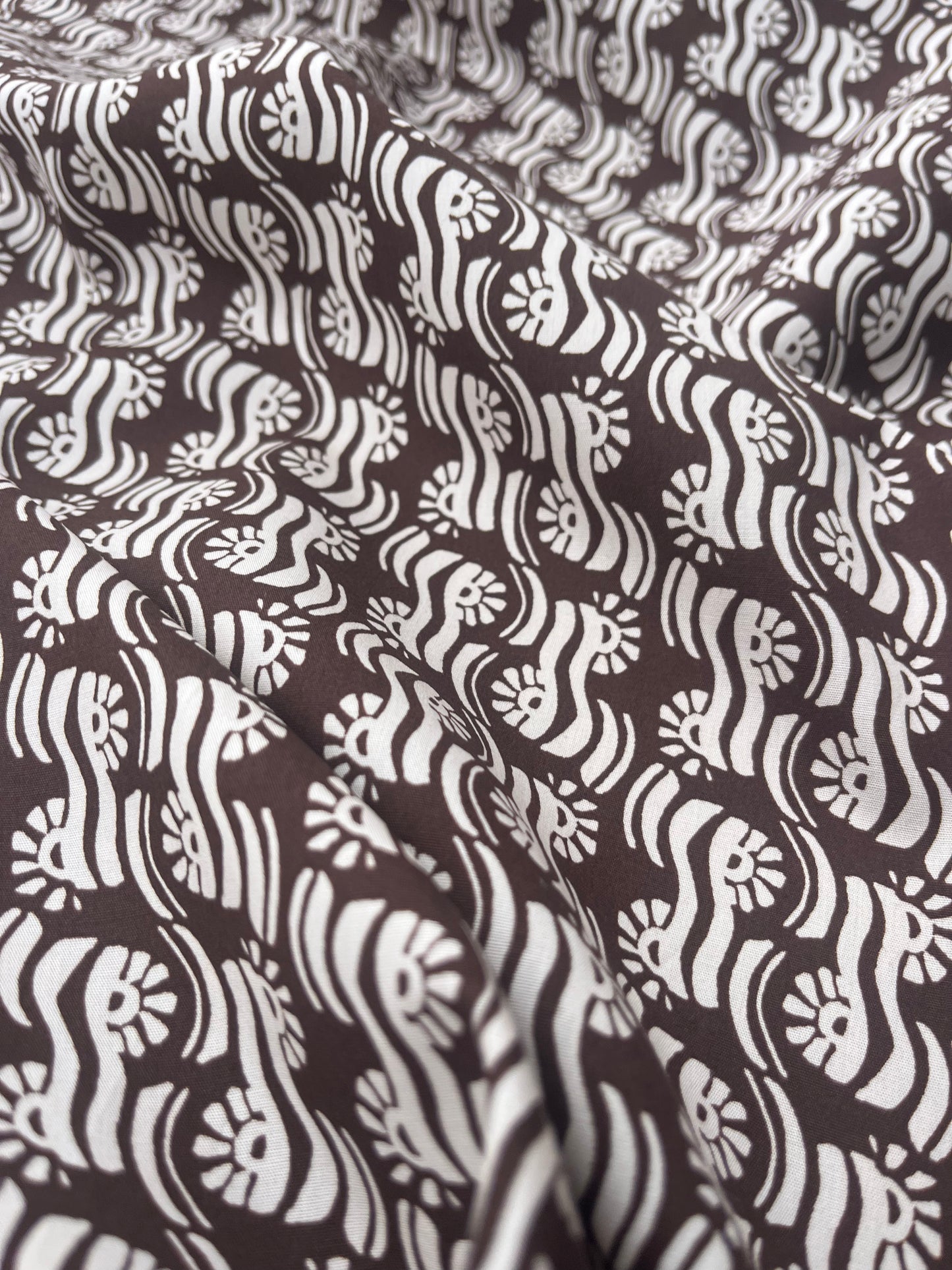 LUNA 002 poplin with elegant brown/white print