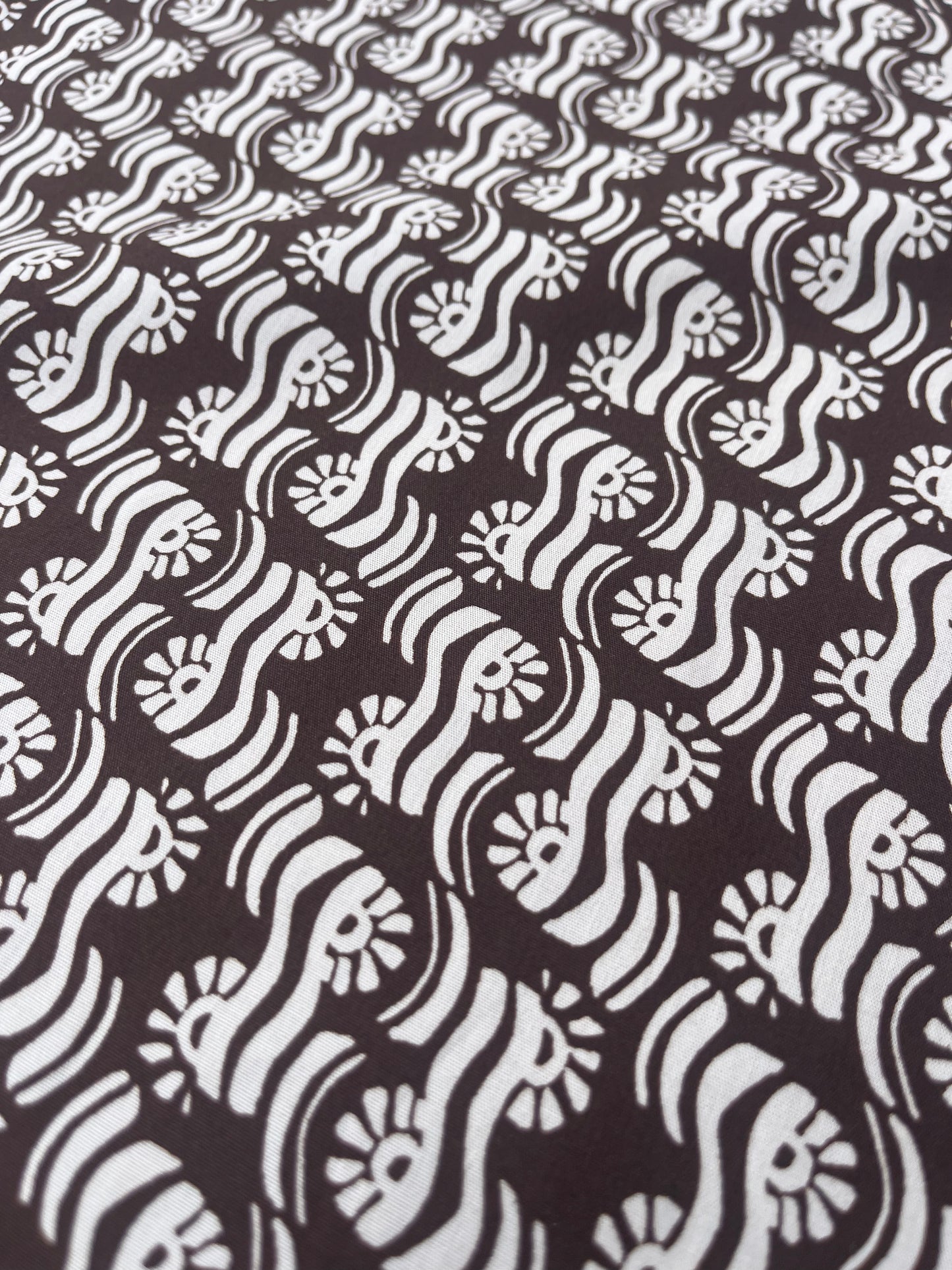 LUNA 002 poplin with elegant brown/white print