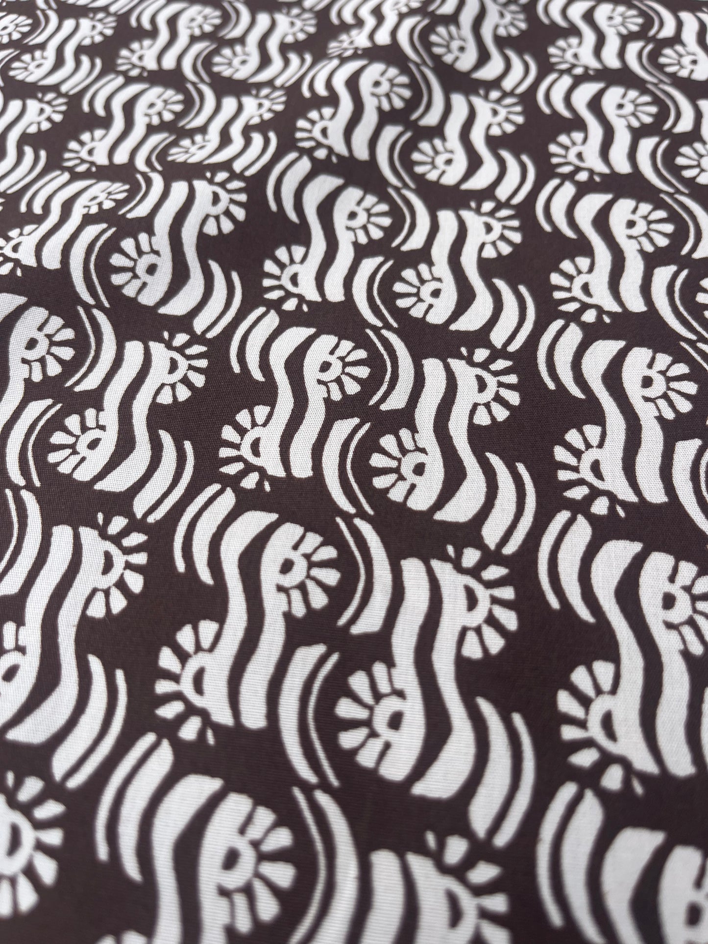 LUNA 002 poplin with elegant brown/white print