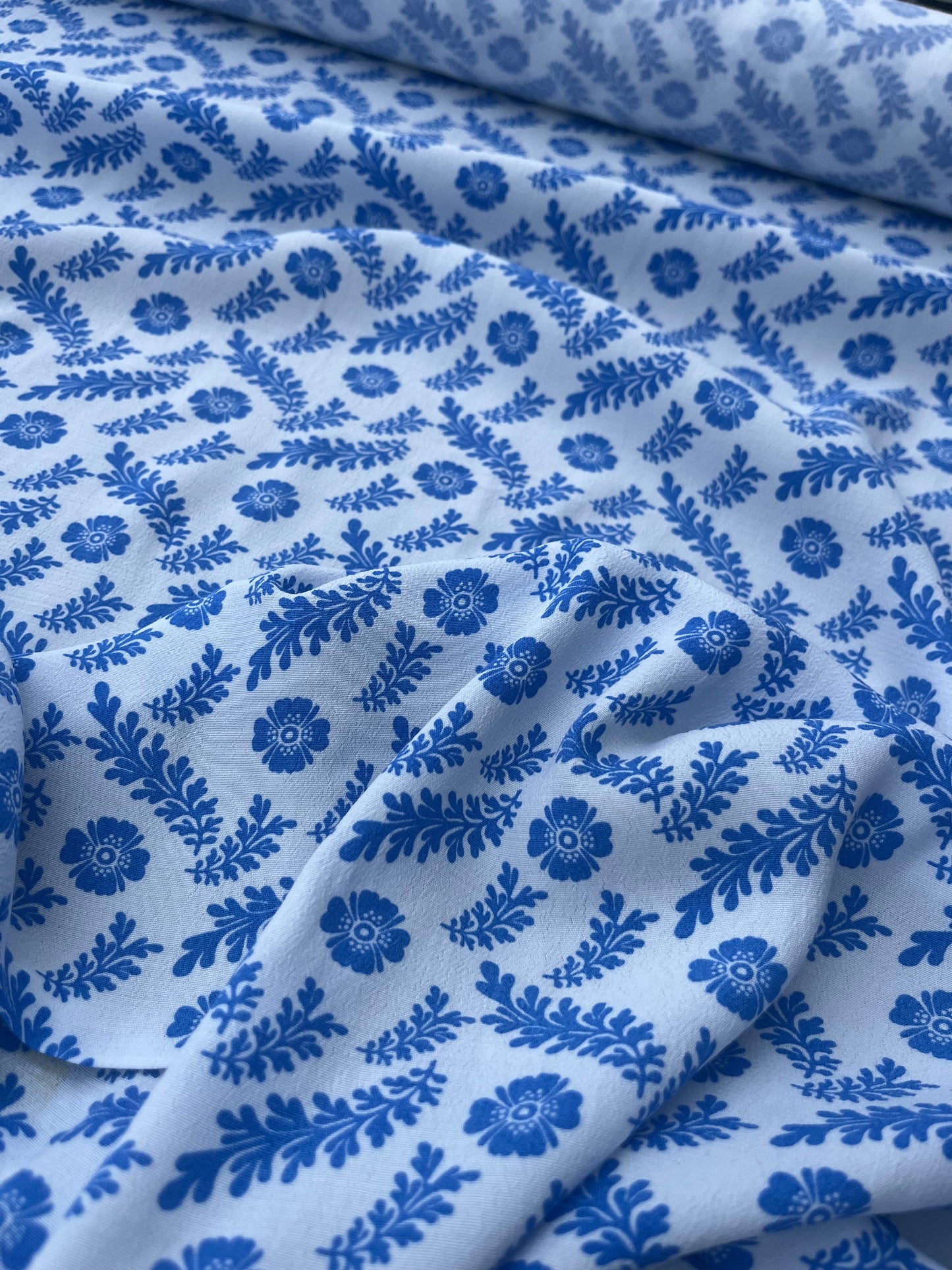 LUNA 017  viscose crêpe white/cobalt print