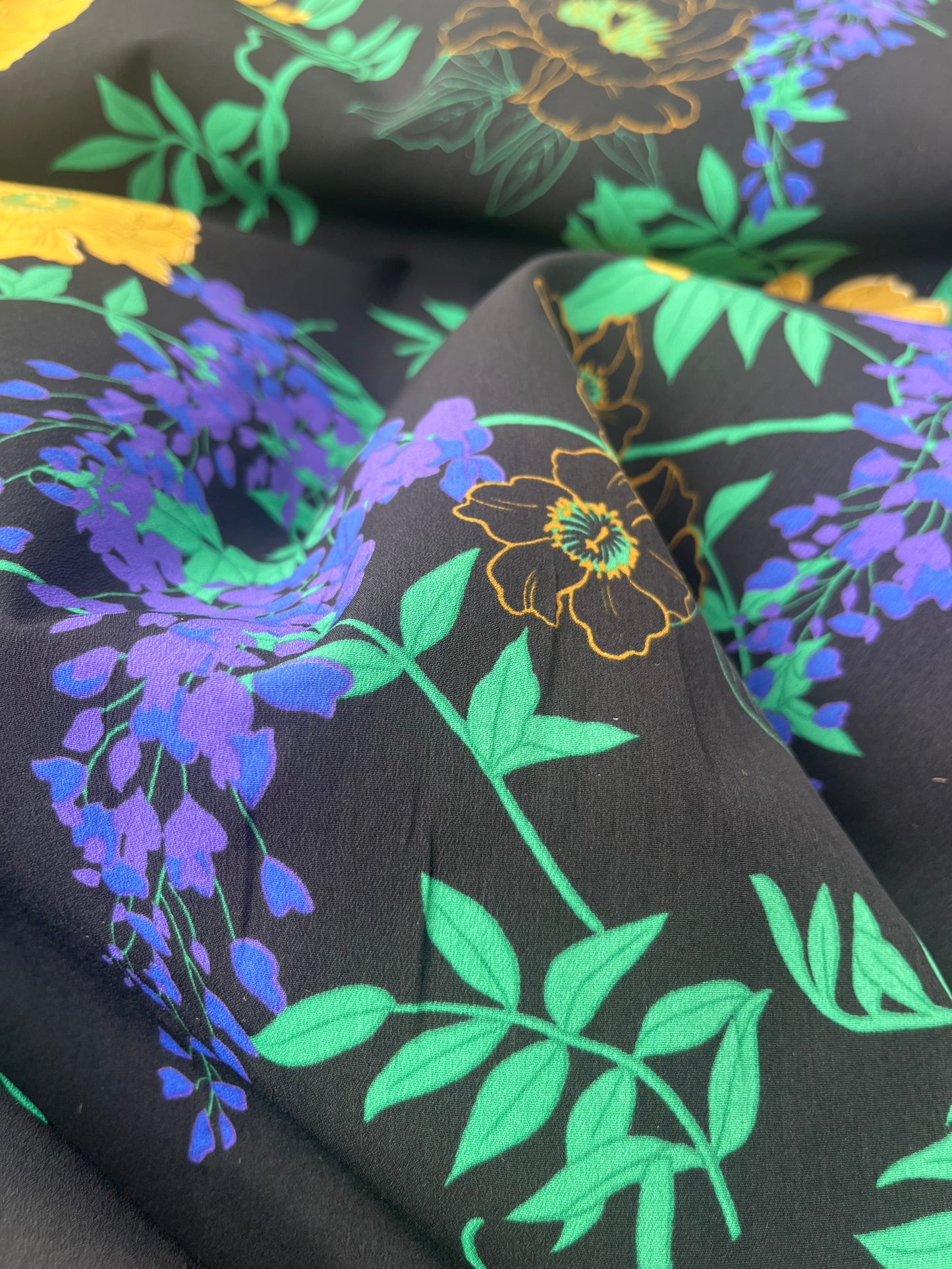 LUNA 021 crêpe black ground bright print
