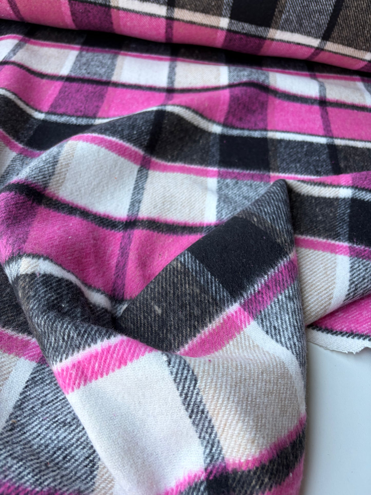 MOE 040 fuchsia checkered heavy cotton