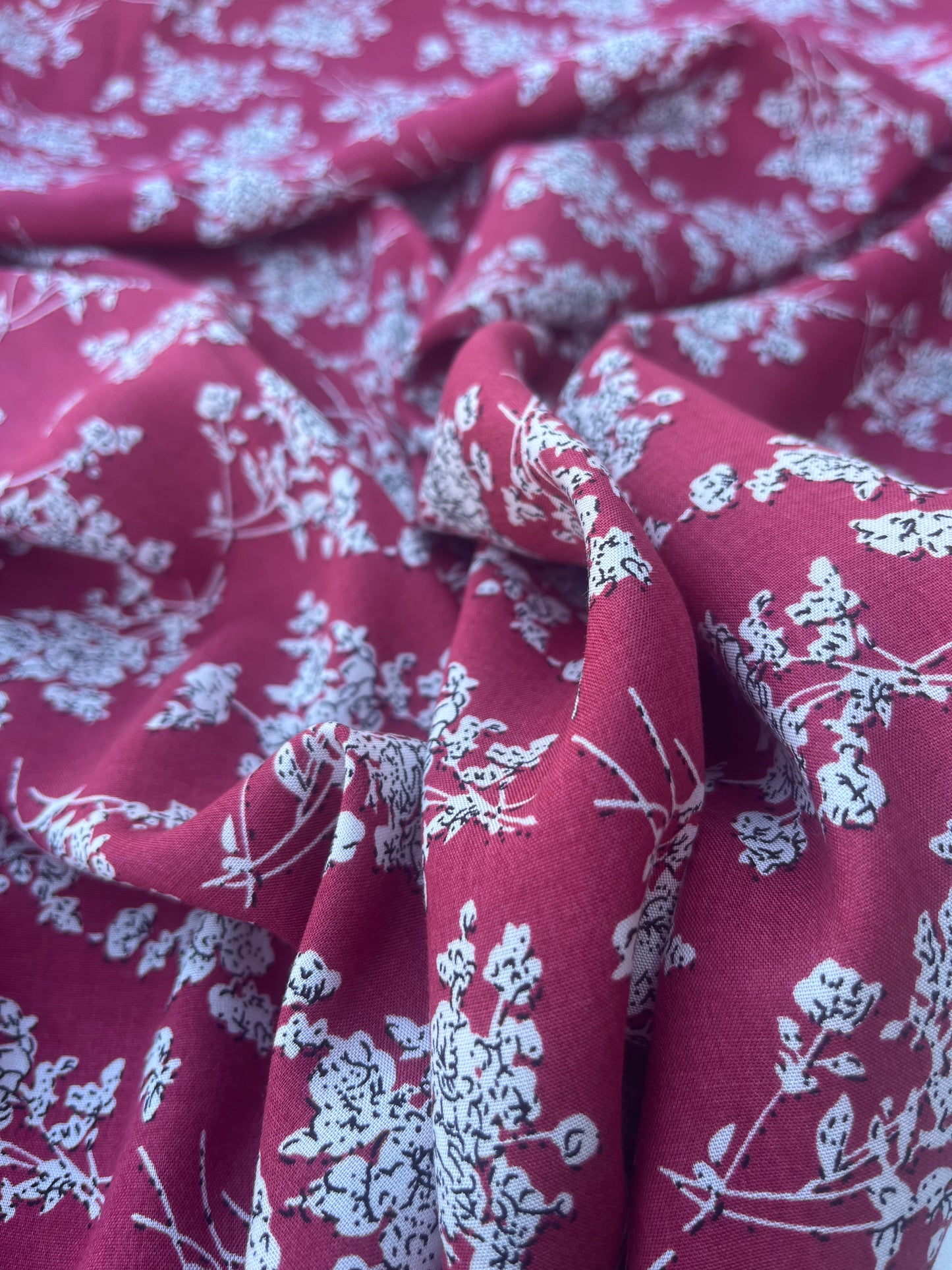 LC VIVIENNE 200 viscose with fine white flowers