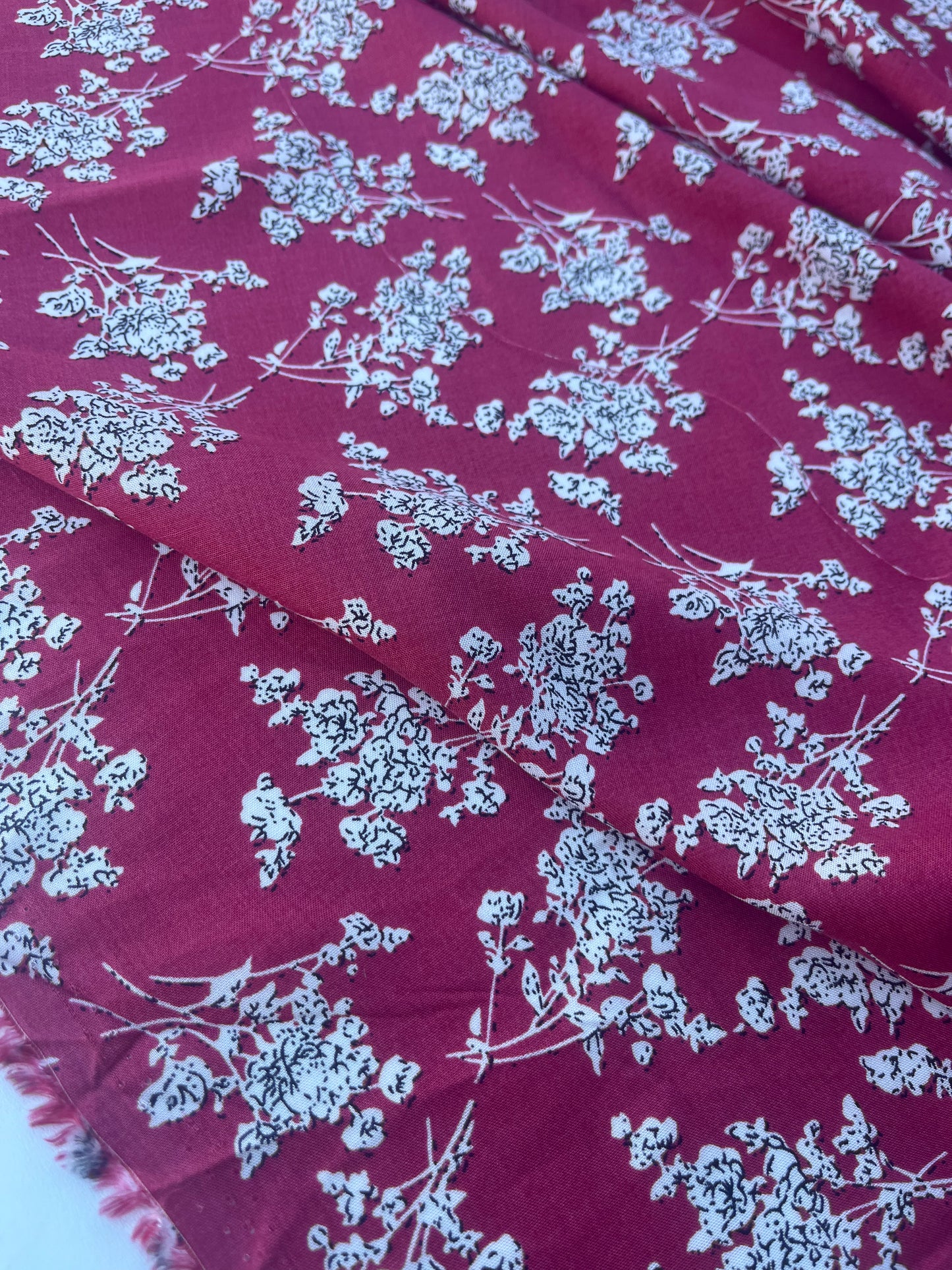 LC VIVIENNE 200 viscose with fine white flowers