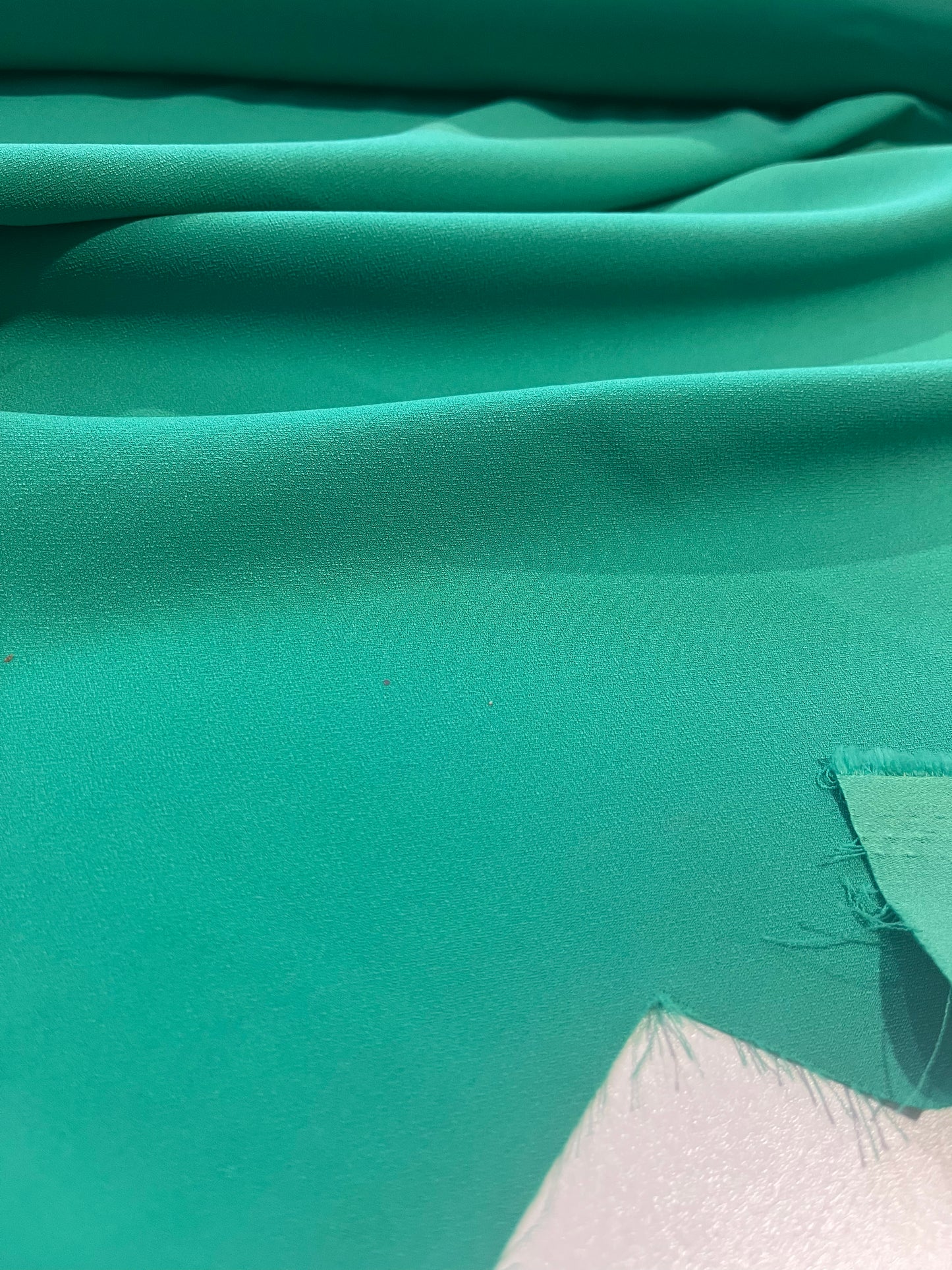 BRIAN 027 crêpe envers satin emeraude