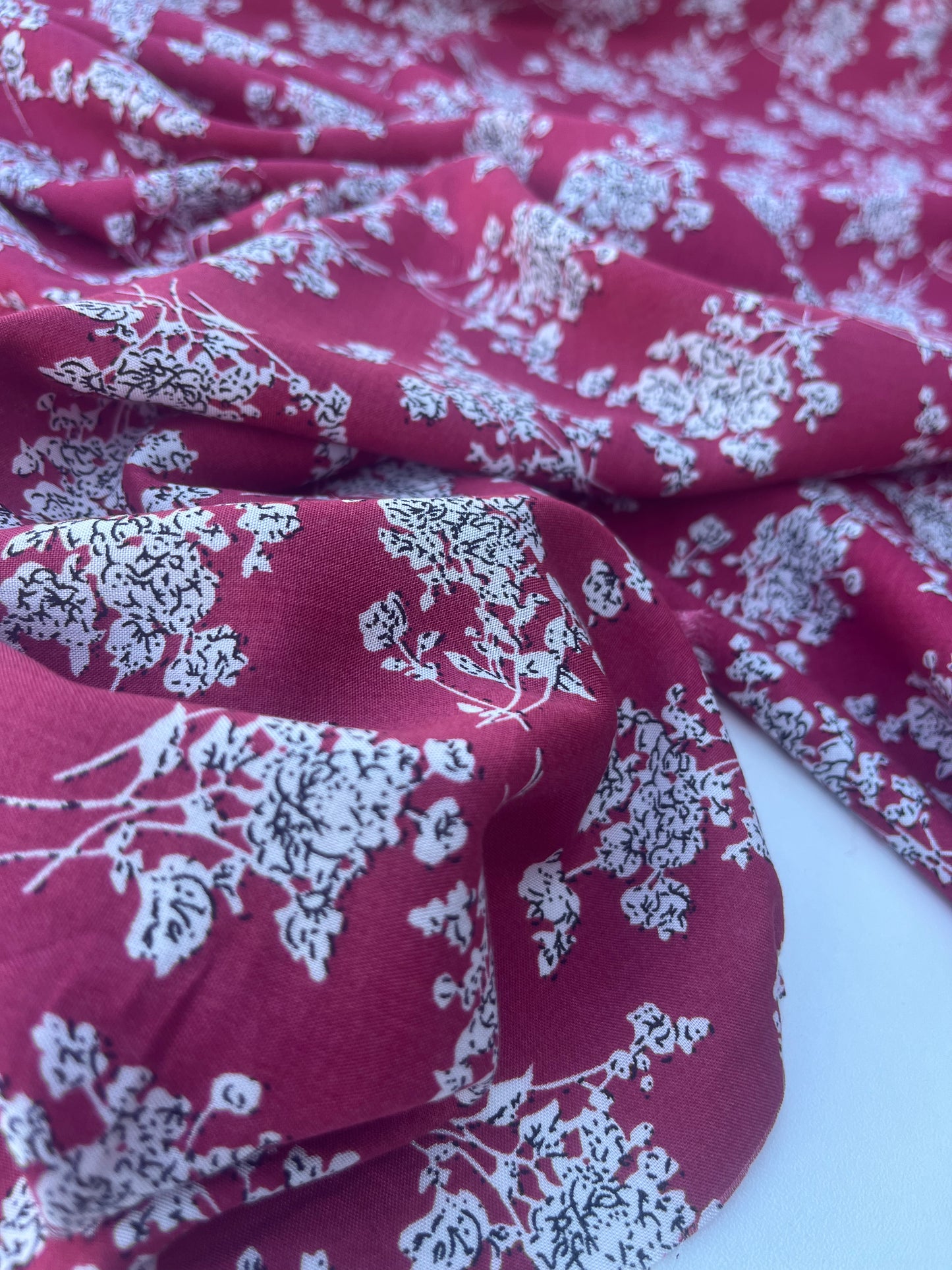 LC VIVIENNE 200 viscose with fine white flowers