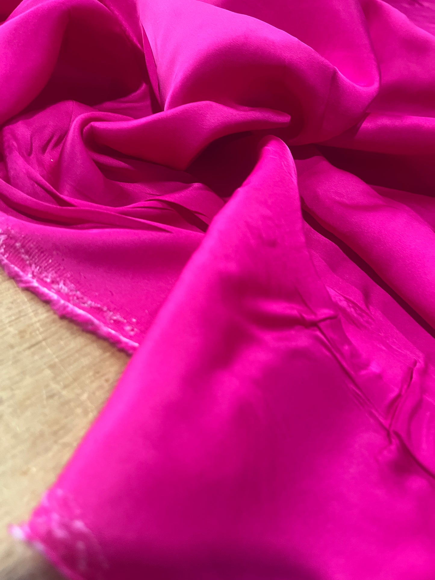 F02 CAN 1580 viscose satin fuchsia