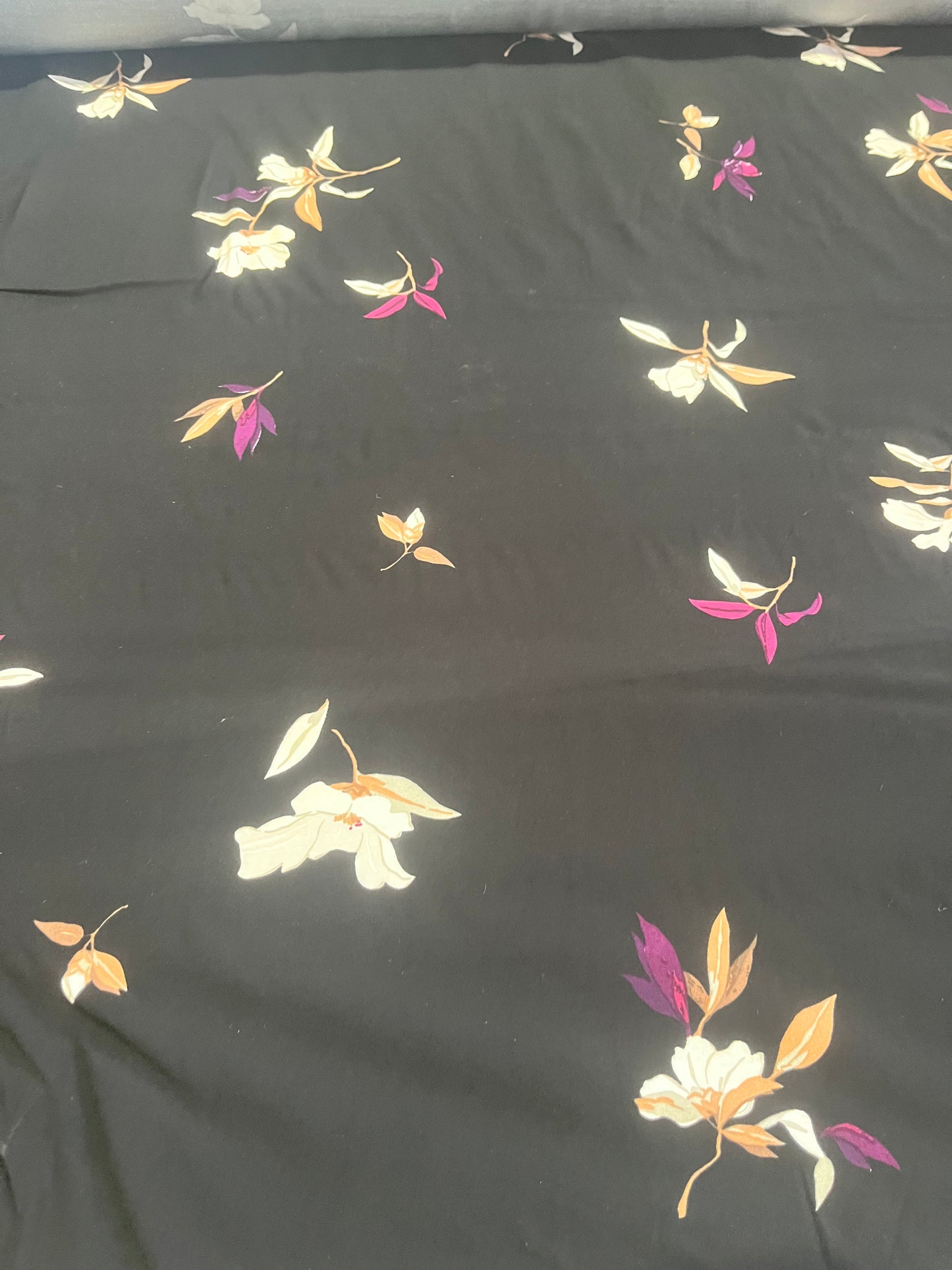 C01 CAN 1630 satin viscose with flowers