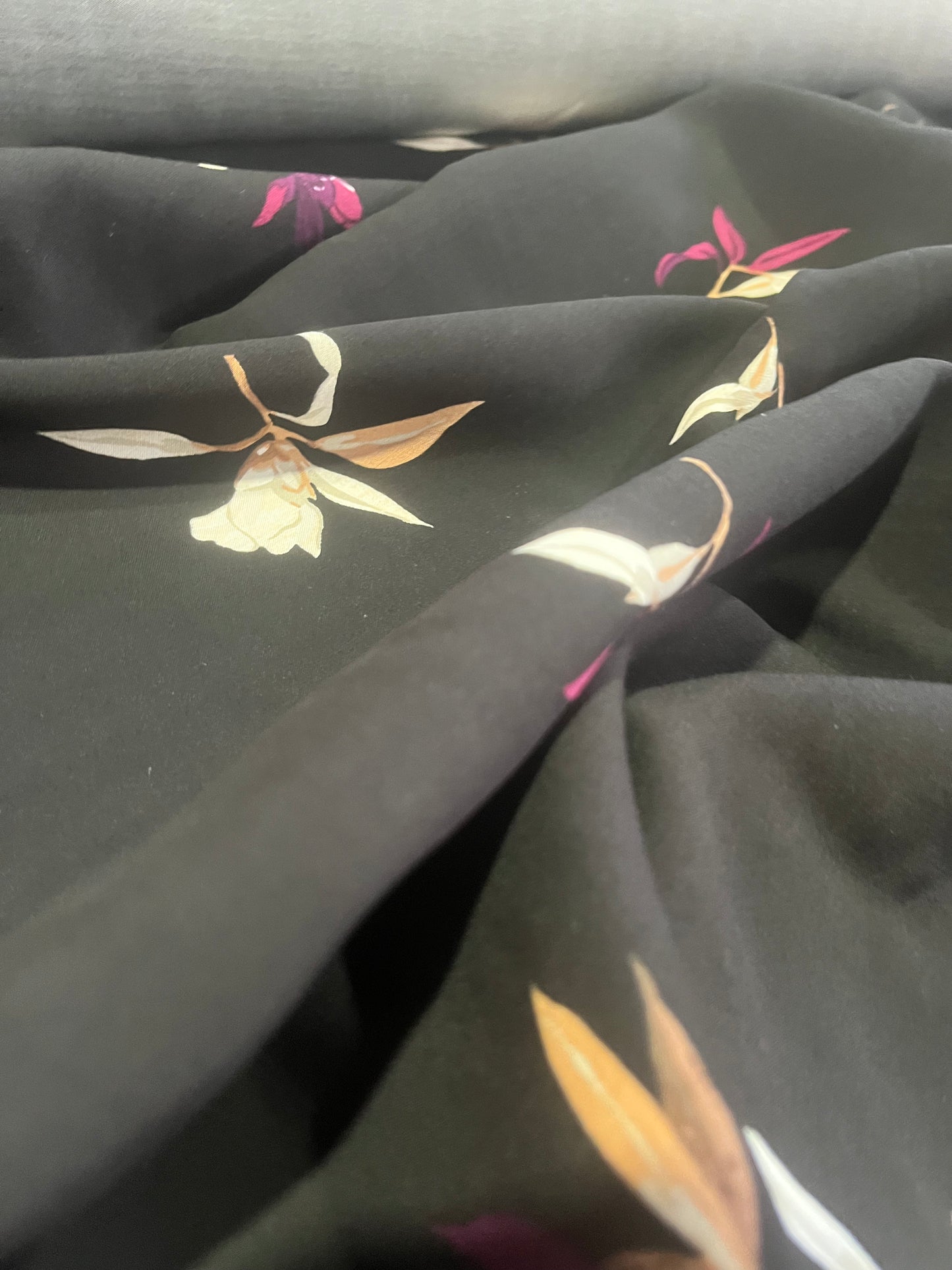 C01 CAN 1630 satin viscose with flowers