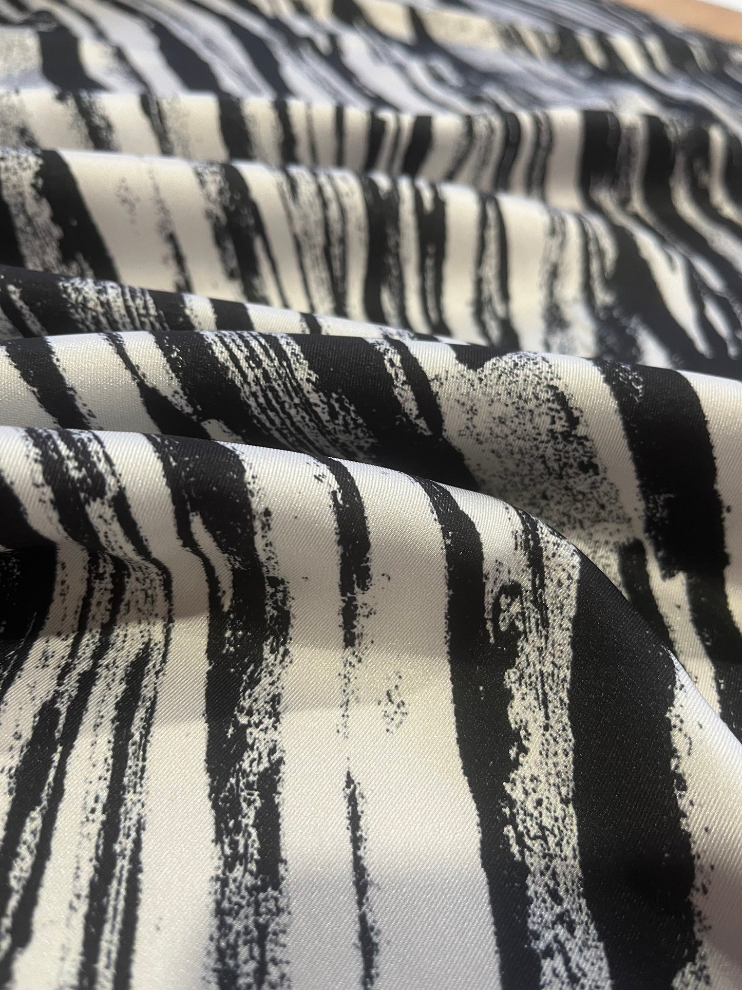 A01 CAN 1640 twill with black/white print