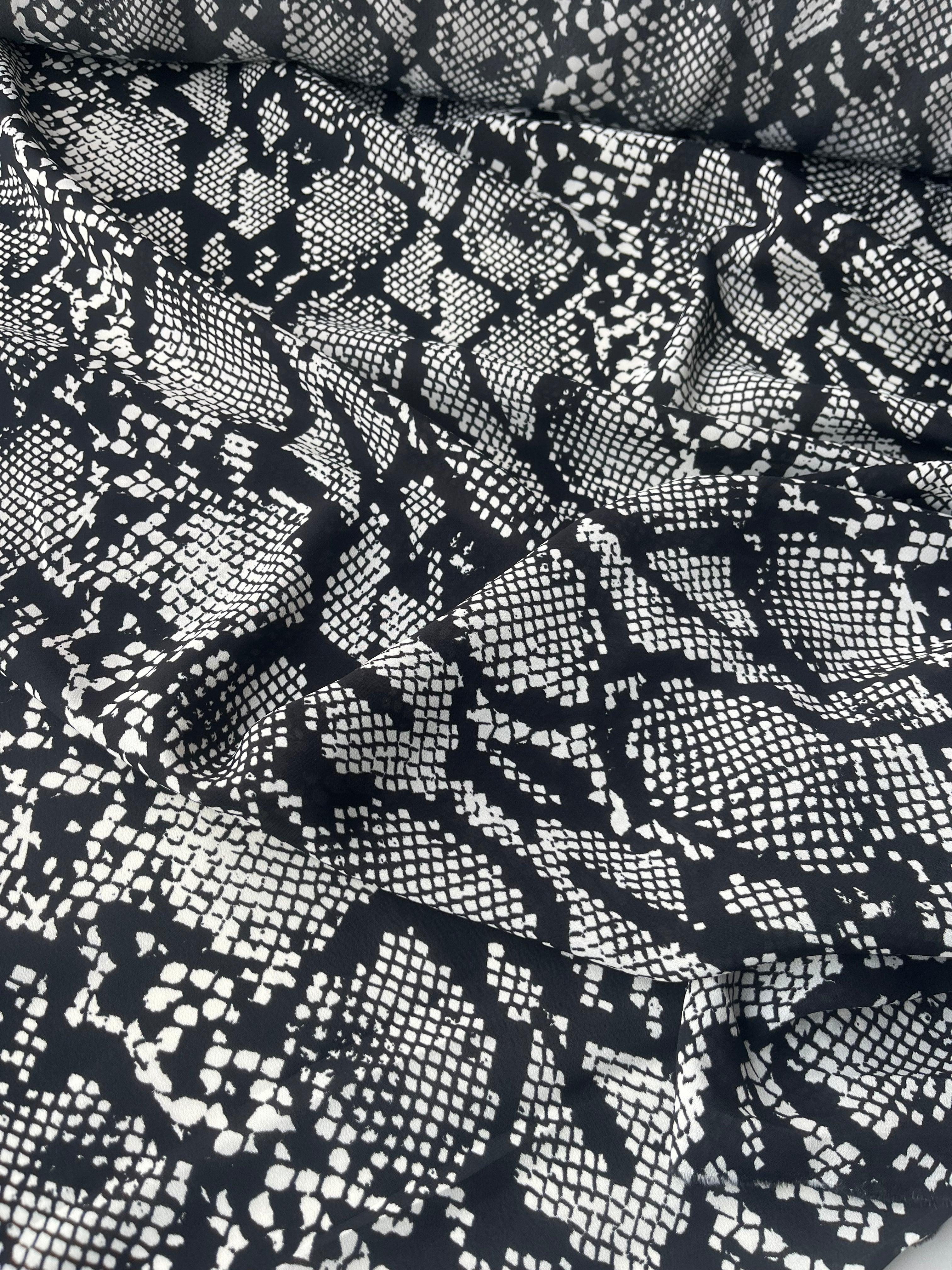 MARA MANIA 002 crêpe de Chine black/white snake print – Wasted Fabrics