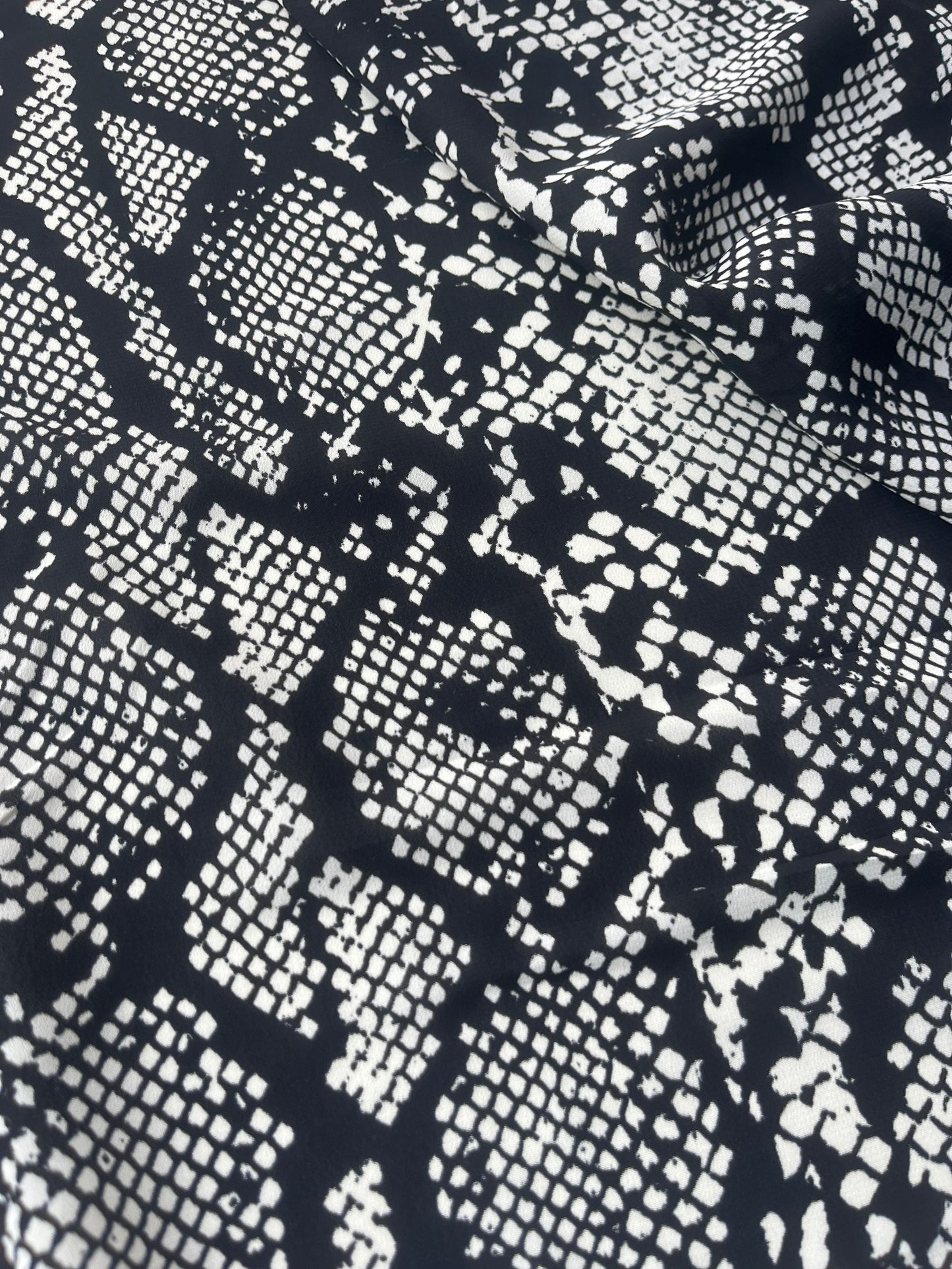 MARA MANIA 002 crêpe de Chine black/white snake print