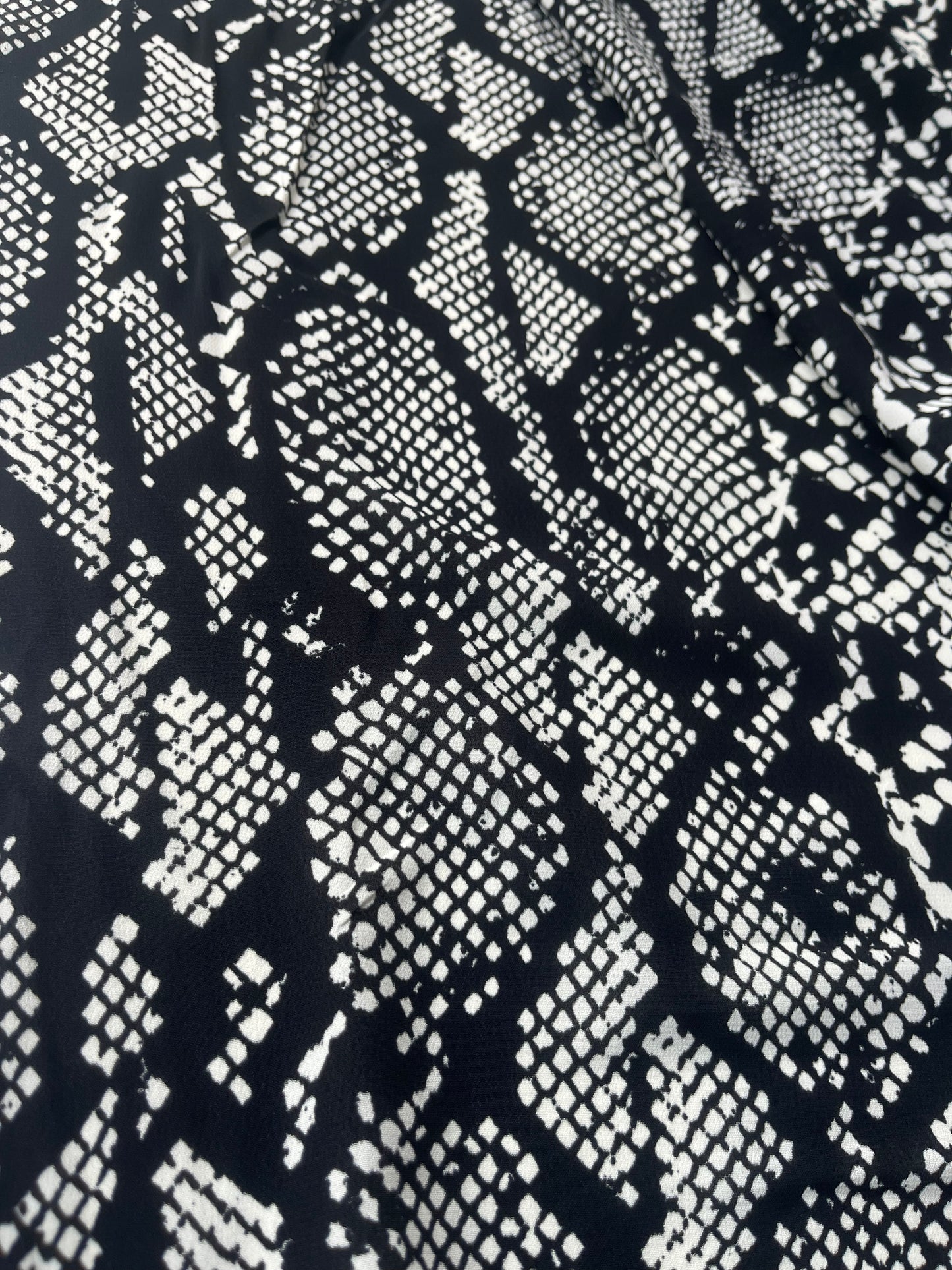 MARA MANIA 002 crêpe de Chine black/white snake print