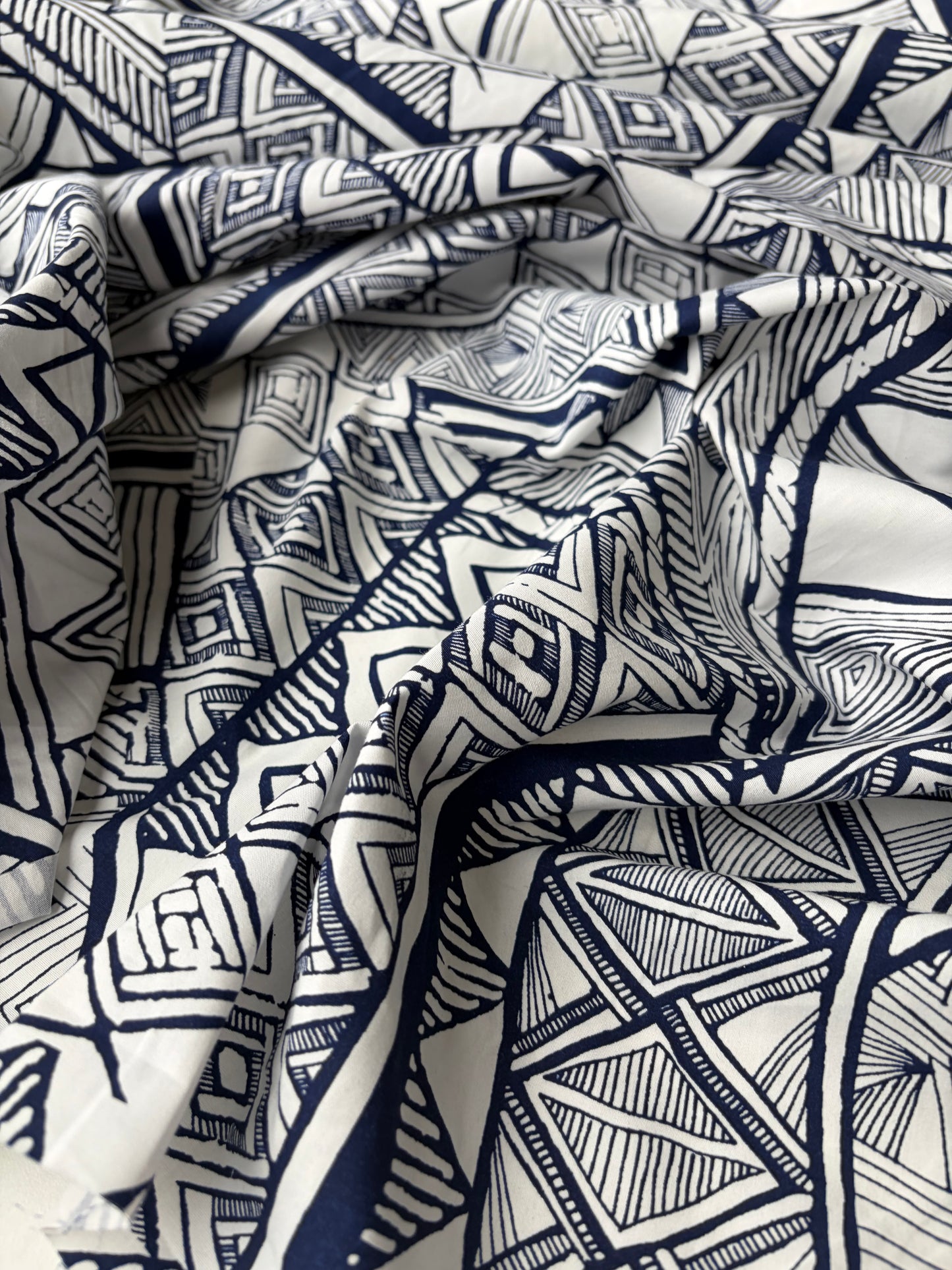 JUTTA 014  cotton papertouch ethnical print white/navy
