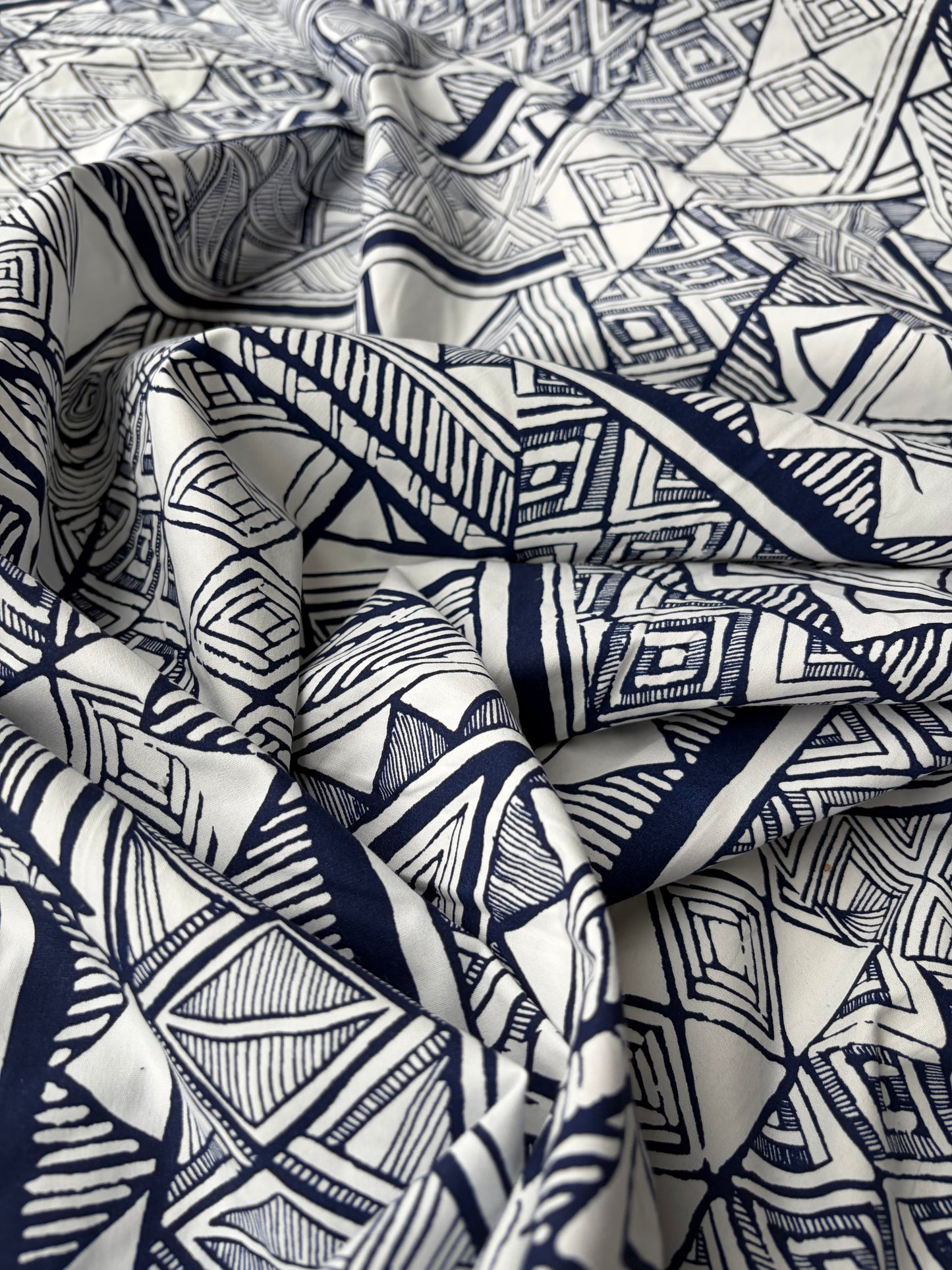 JUTTA 014  cotton papertouch ethnical print white/navy