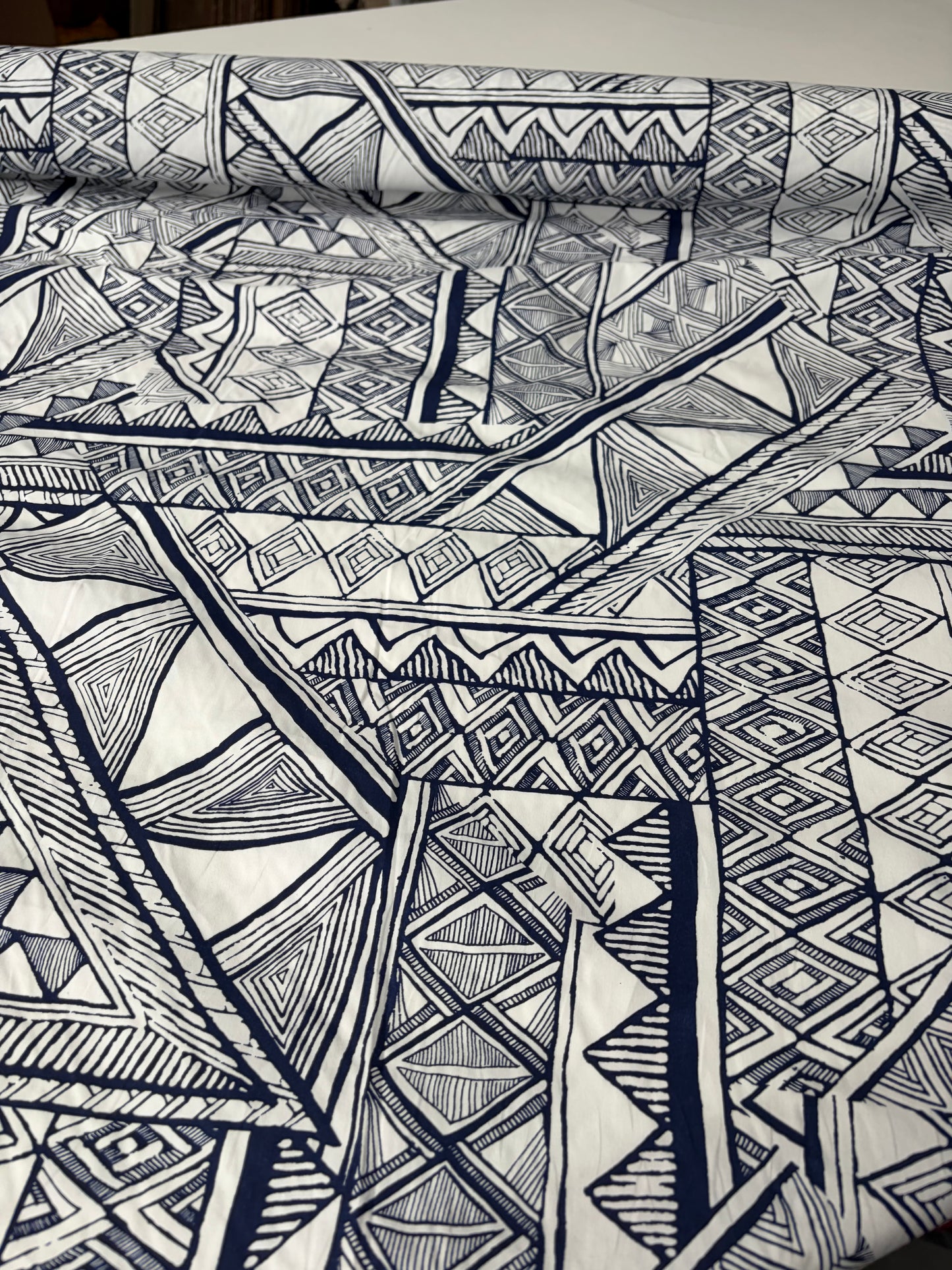 JUTTA 014  cotton papertouch ethnical print white/navy