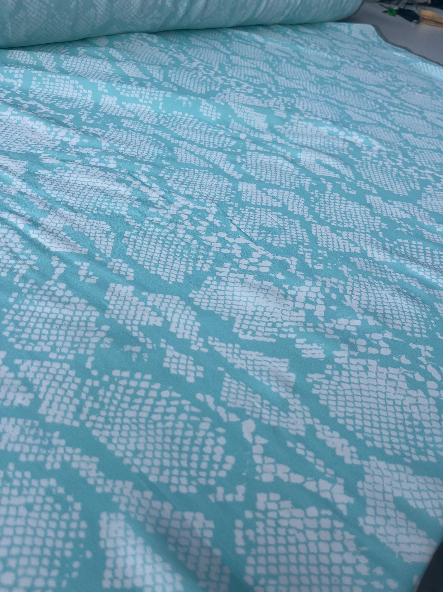 MARA MANIA 023 crêpe de Chine aqua/white snake print