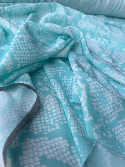 PC MARA MANIA 023 crêpe de Chine aqua/white snake print