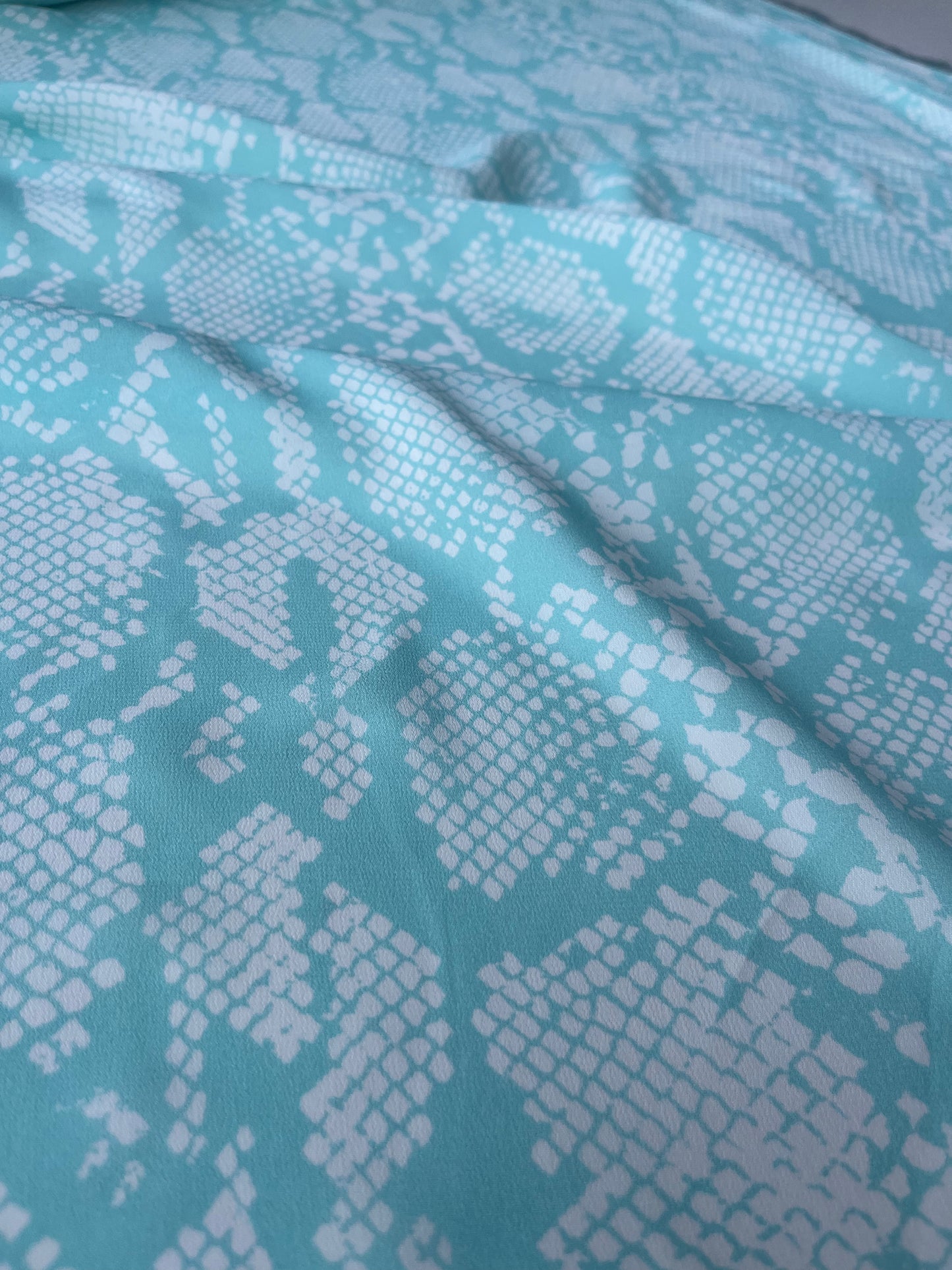 MARA MANIA 023 crêpe de Chine aqua/white snake print